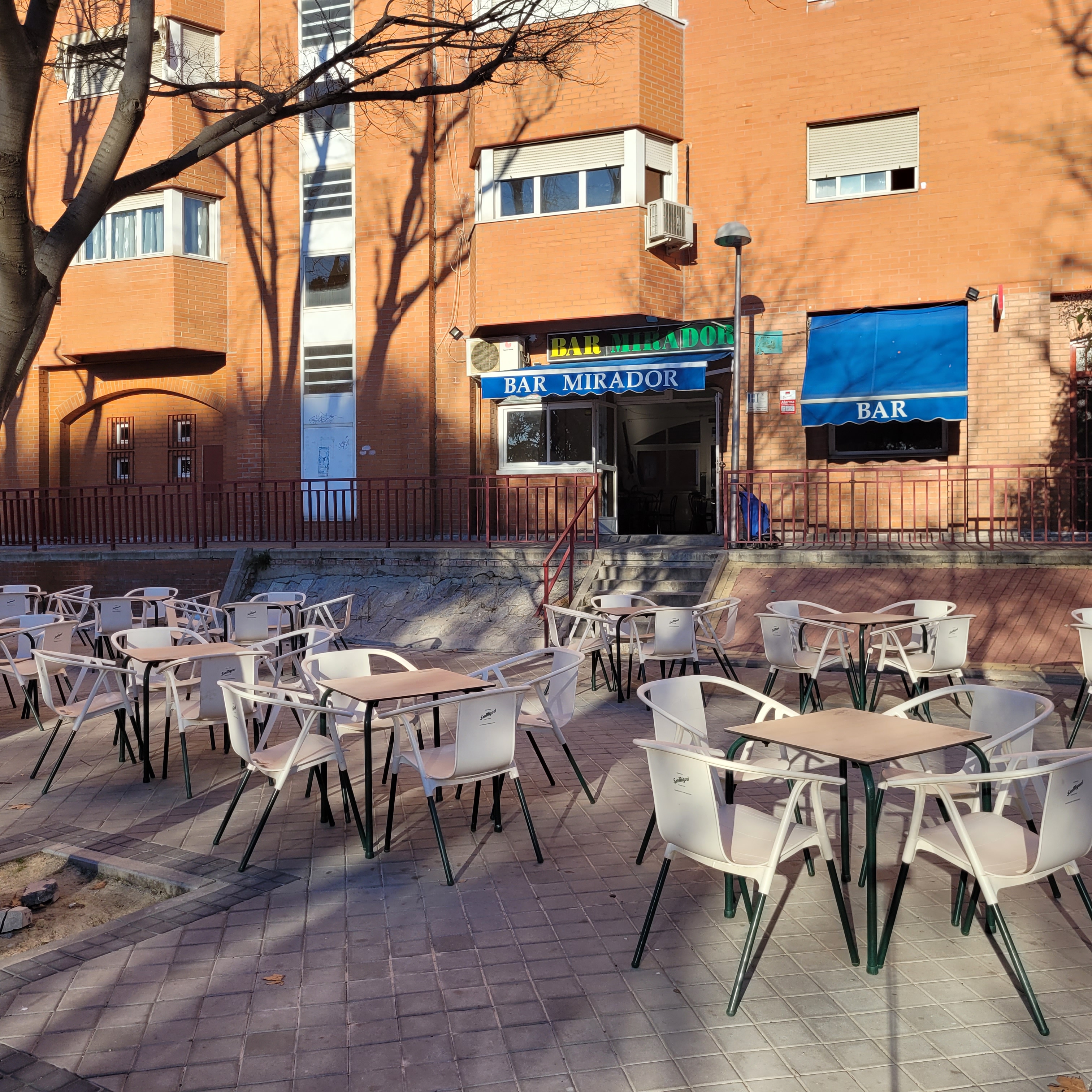 Local con actividad de bar en rentabilidad - 6,5% RBA - 126 m² - Terraza: de Vicente Palau Jiménez - Agente Inmobiliario Local con actividad de bar en rentabilidad - 6,5% RBA - 126 m² - Terraza: de Vicente Palau Jiménez - Agente Inmobiliario
