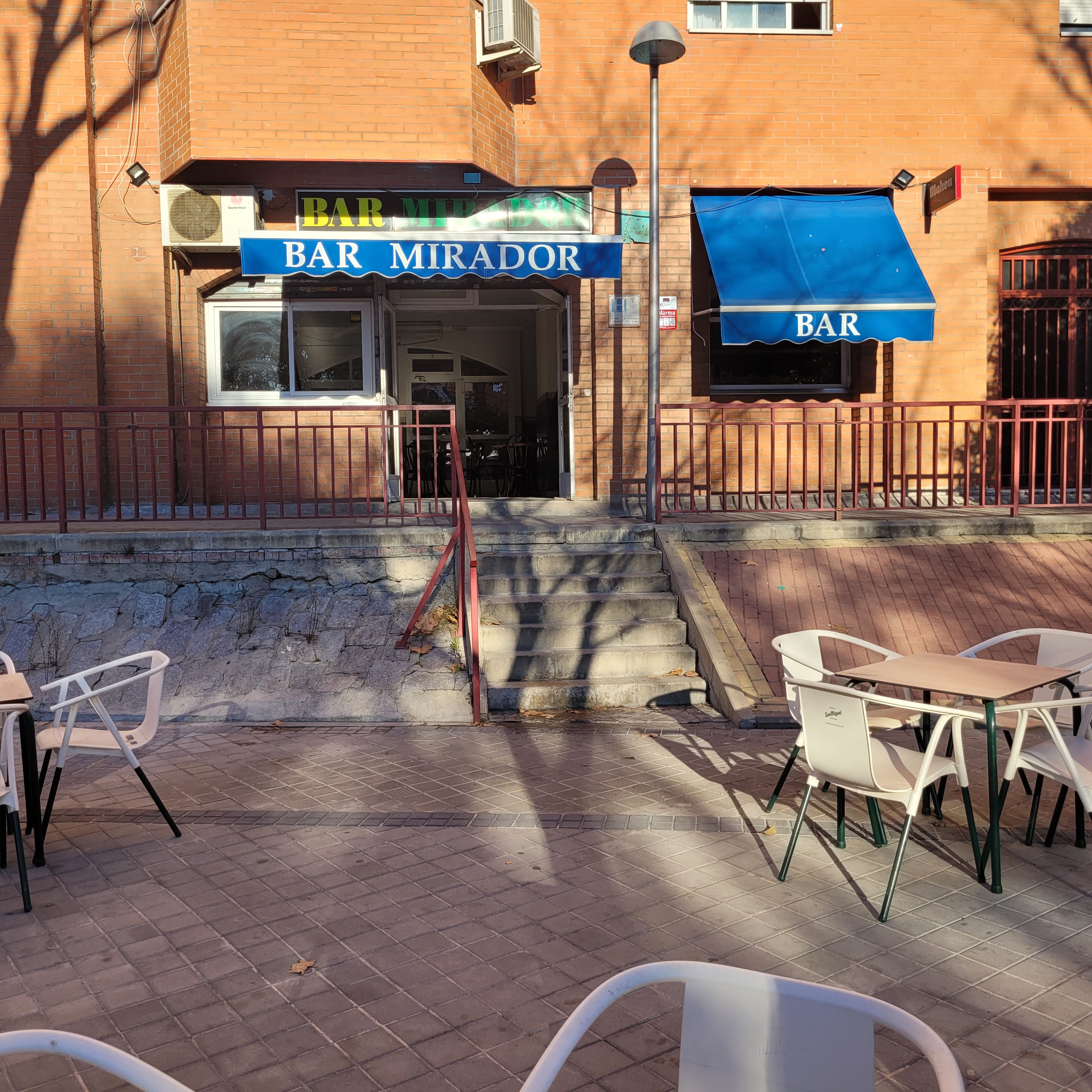 Local con actividad de bar en rentabilidad - 6,5% RBA - 126 m² - Terraza: de Vicente Palau Jiménez - Agente Inmobiliario Local con actividad de bar en rentabilidad - 6,5% RBA - 126 m² - Terraza: de Vicente Palau Jiménez - Agente Inmobiliario