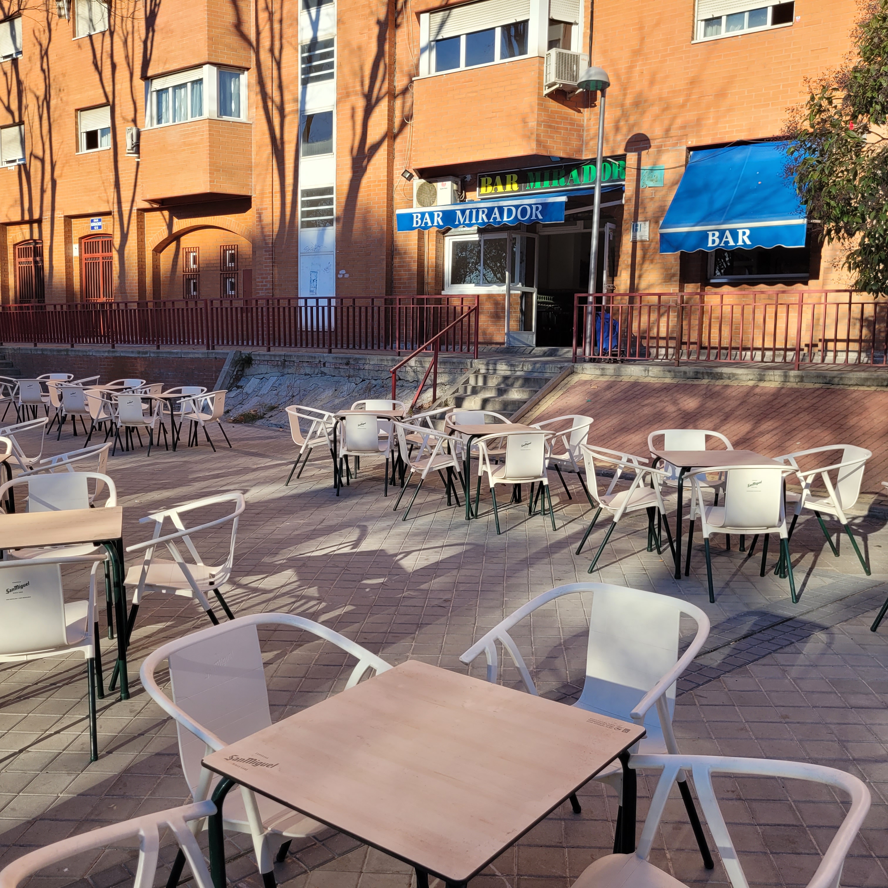 Local con actividad de bar en rentabilidad - 6,5% RBA - 126 m² - Terraza: de Vicente Palau Jiménez - Agente Inmobiliario Local con actividad de bar en rentabilidad - 6,5% RBA - 126 m² - Terraza: de Vicente Palau Jiménez - Agente Inmobiliario