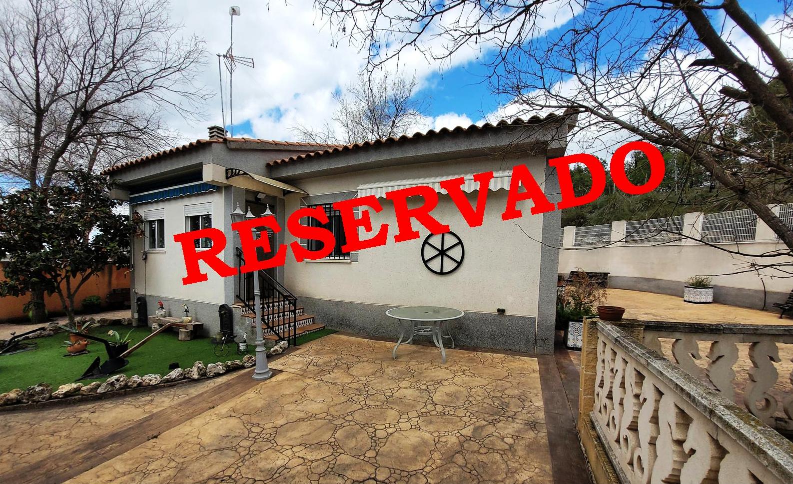 Chalet en sierra de Altomira, gran parcela con piscina, jardín, barbacoa...: de Vicente Palau Jiménez - Agente Inmobiliario Chalet en sierra de Altomira, gran parcela con piscina, jardín, barbacoa...: de Vicente Palau Jiménez - Agente Inmobiliario