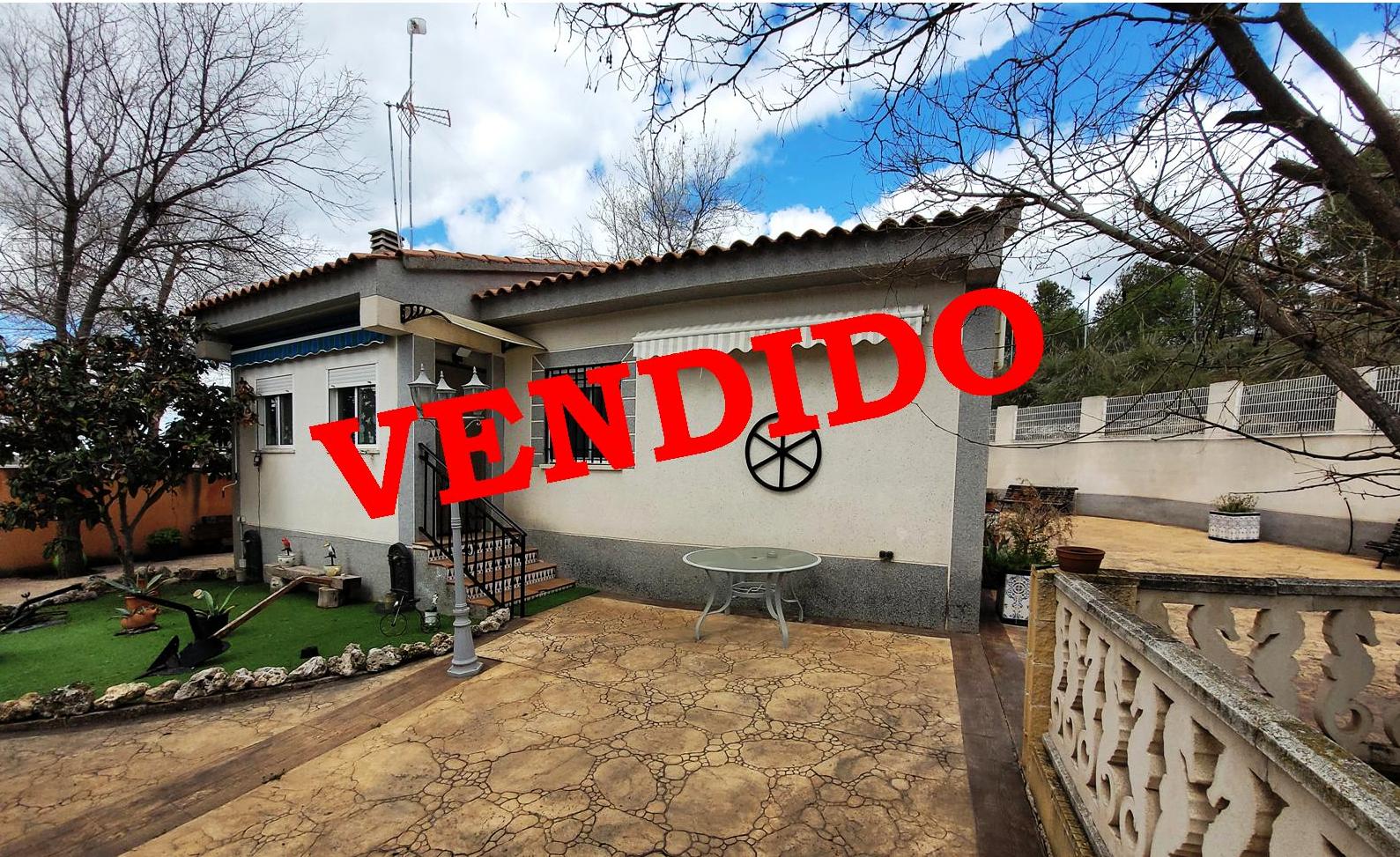 Chalet en sierra de Altomira, gran parcela con piscina, jardín, barbacoa...: de Vicente Palau Jiménez - Agente Inmobiliario Chalet en sierra de Altomira, gran parcela con piscina, jardín, barbacoa...: de Vicente Palau Jiménez - Agente Inmobiliario