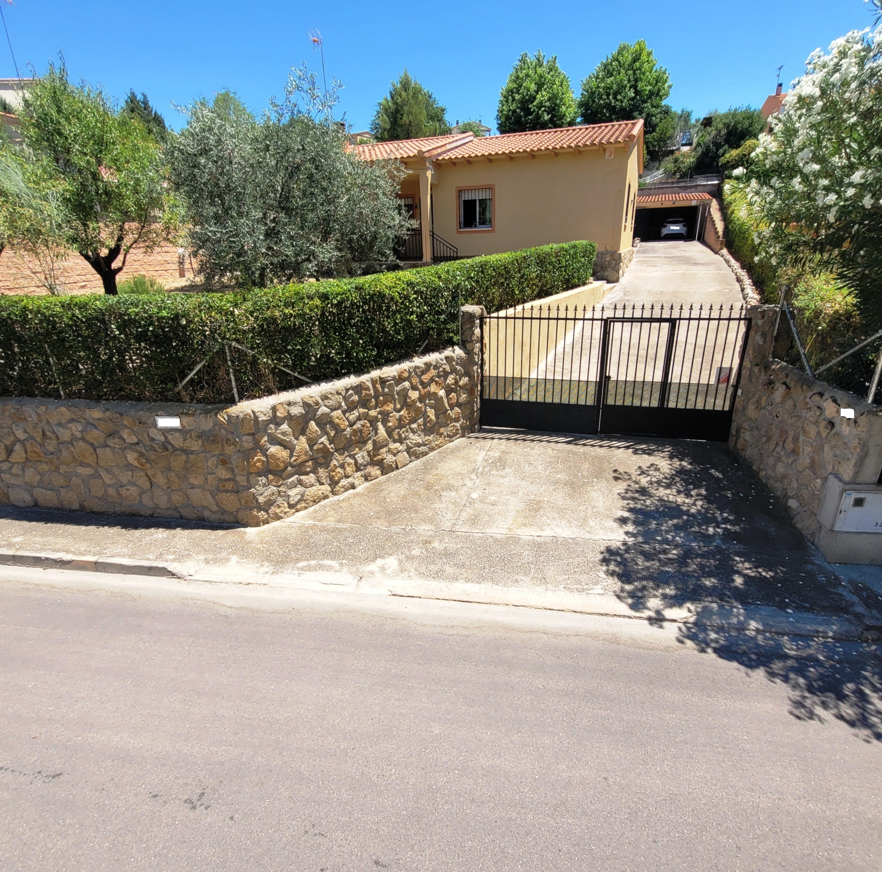 Chalet en la sierra de Altomira, gran parcela con piscina, jardín, barbacoa: de Vicente Palau Jiménez - Agente Inmobiliario Chalet en la sierra de Altomira, gran parcela con piscina, jardín, barbacoa: de Vicente Palau Jiménez - Agente Inmobiliario