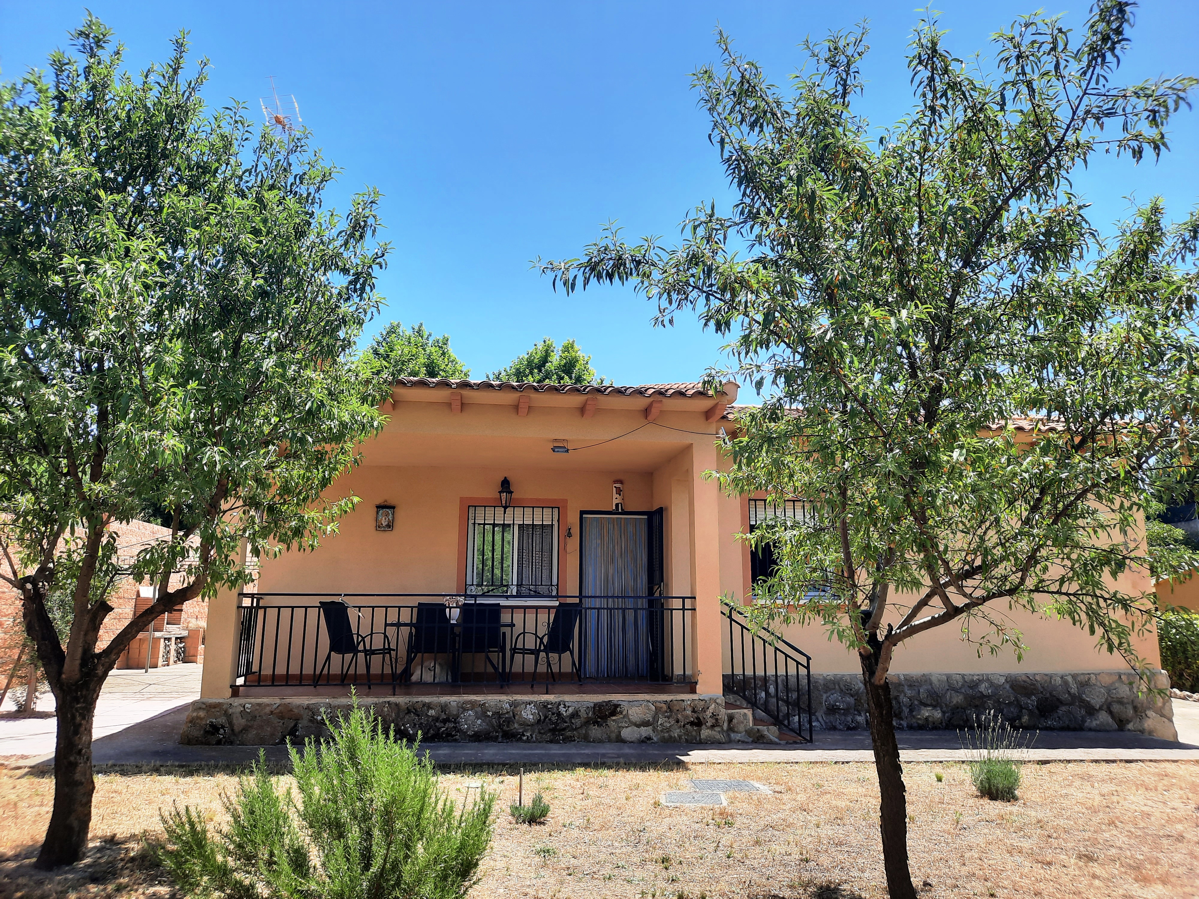 Chalet en la sierra de Altomira, gran parcela con piscina, jardín, barbacoa: de Vicente Palau Jiménez - Agente Inmobiliario Chalet en la sierra de Altomira, gran parcela con piscina, jardín, barbacoa: de Vicente Palau Jiménez - Agente Inmobiliario