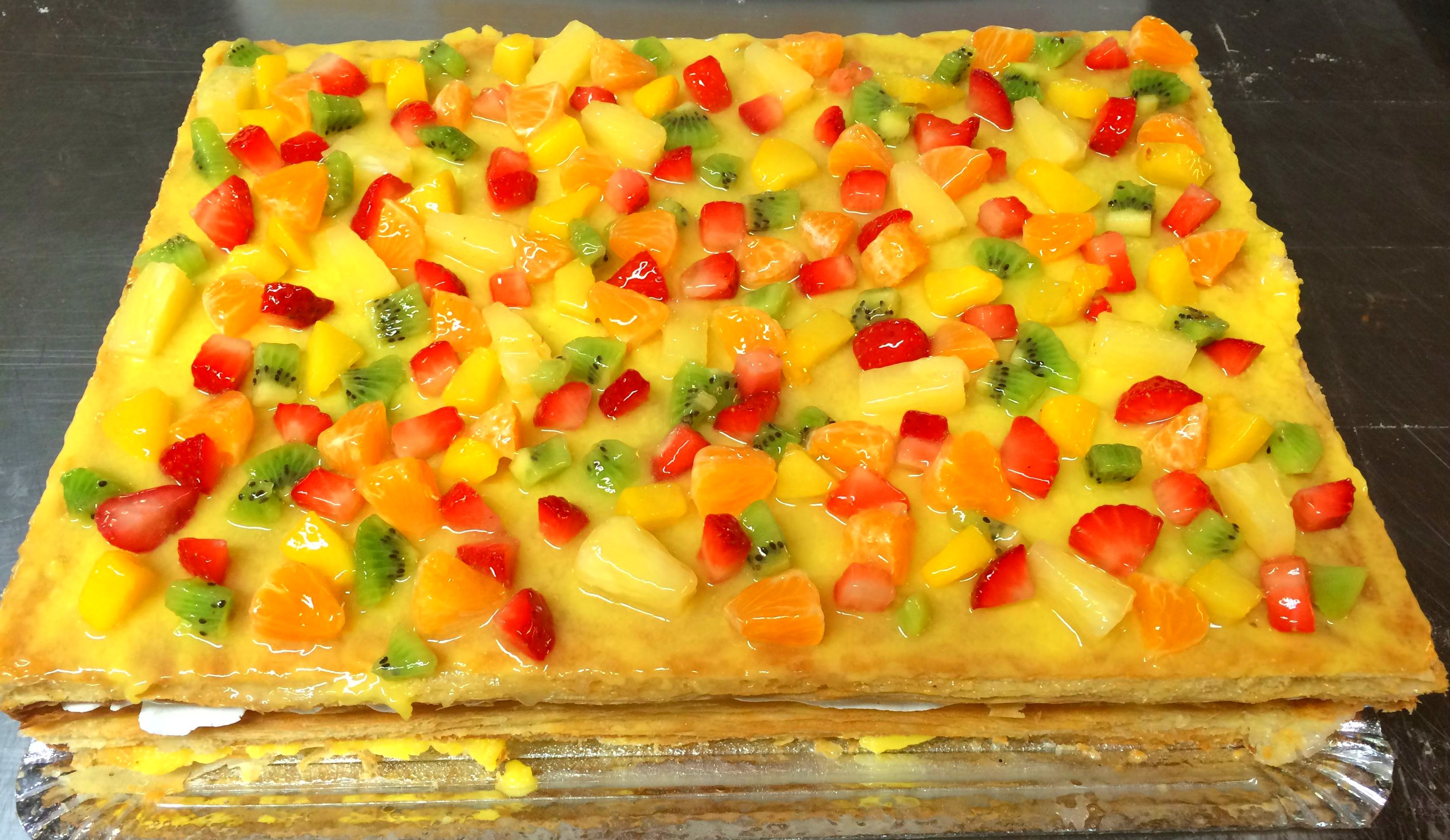Hojaldre, crema, nata y frutas Hojaldre, crema, nata y frutas