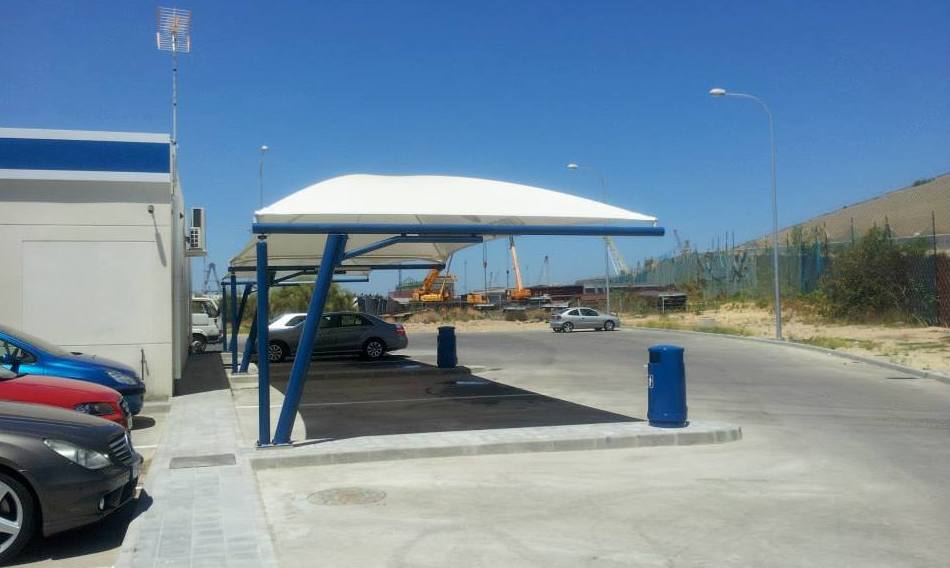 Instalación de carpas de lona en aparcamiento de Jerez de la Frontera
