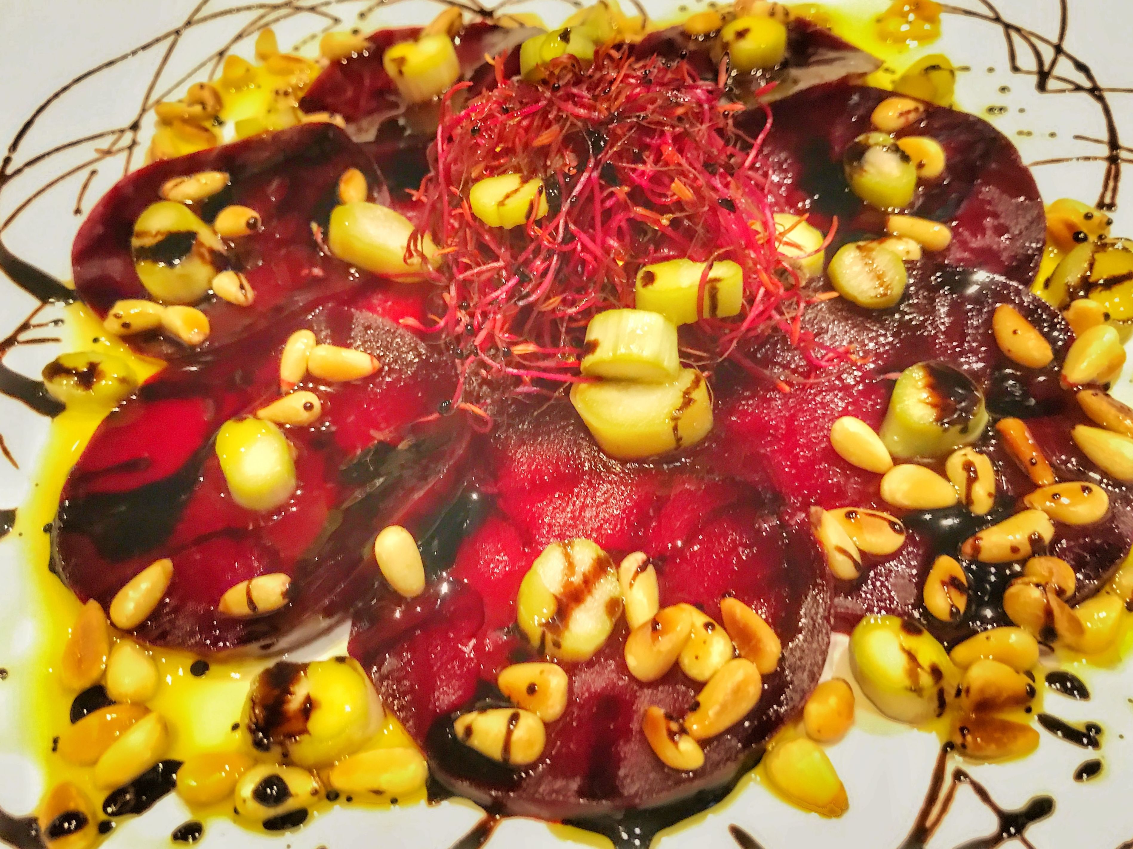 PERSIANA AMERICANA: carpaccio de remolacha, espárragos crujientes, piñones tostados, AOVE de albahaca y trufa, y reducción casera de vinagre balsámico de Módena PERSIANA AMERICANA: carpaccio de remolacha, espárragos crujientes, piñones tostados, AOVE de albahaca y trufa, y reducción casera de vinagre balsámico de Módena