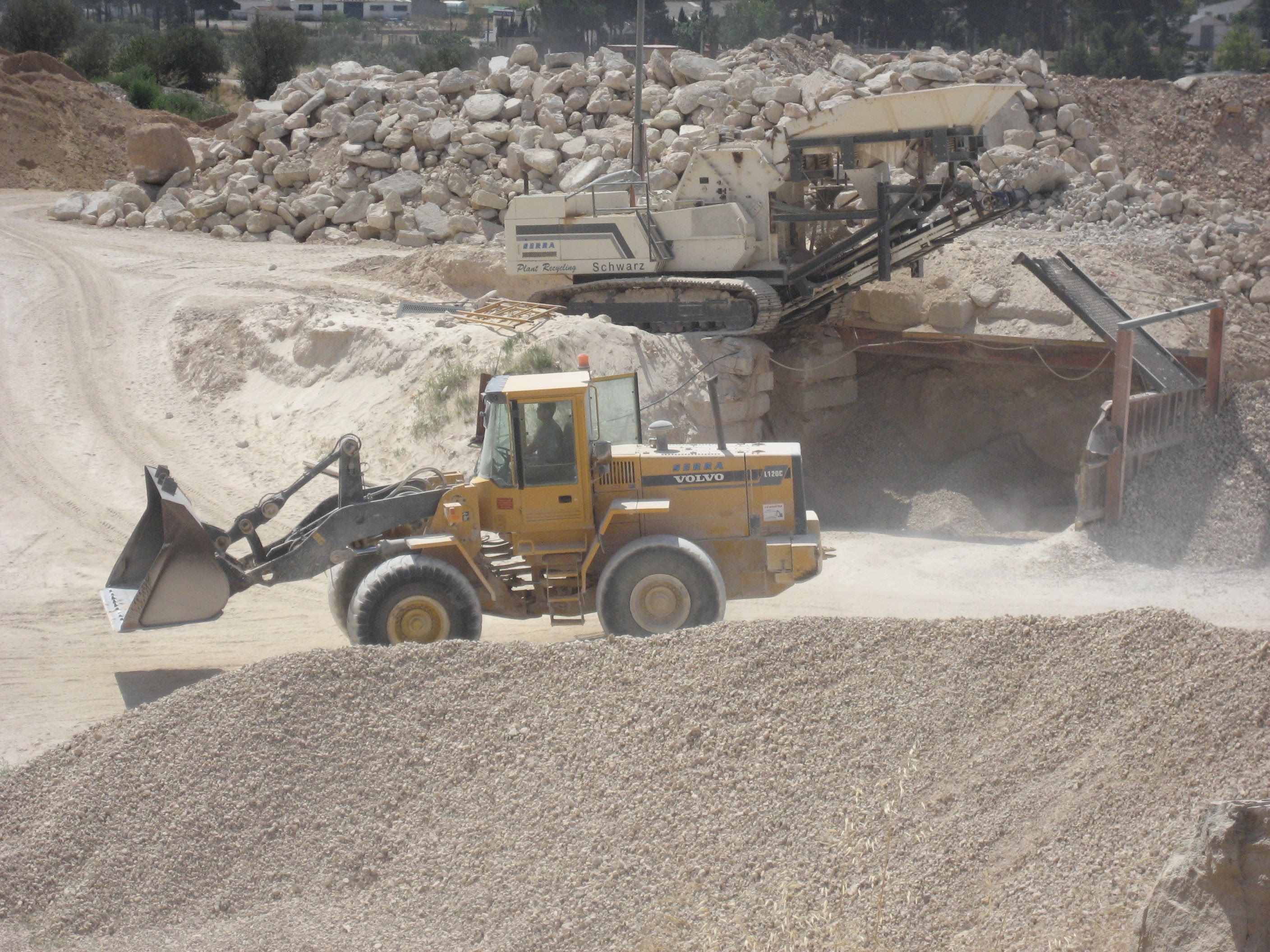 Excavaciones y derribos en Villena con la maquinaria adecuada