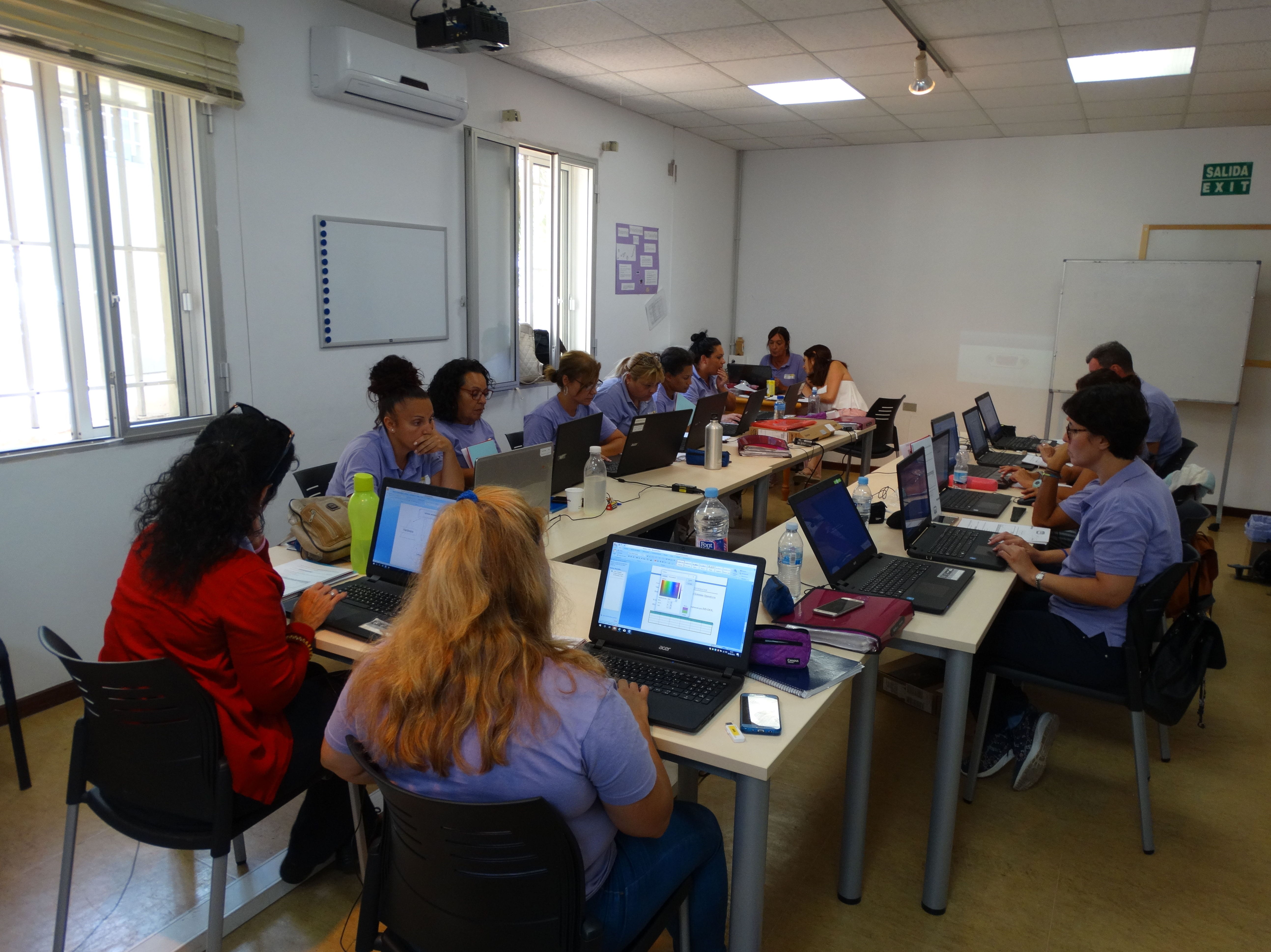 Formación en Sociedad de la Información: Proyectos y Servicios de Asociación Domitila Formación en Sociedad de la Información: Proyectos y Servicios de Asociación Domitila
