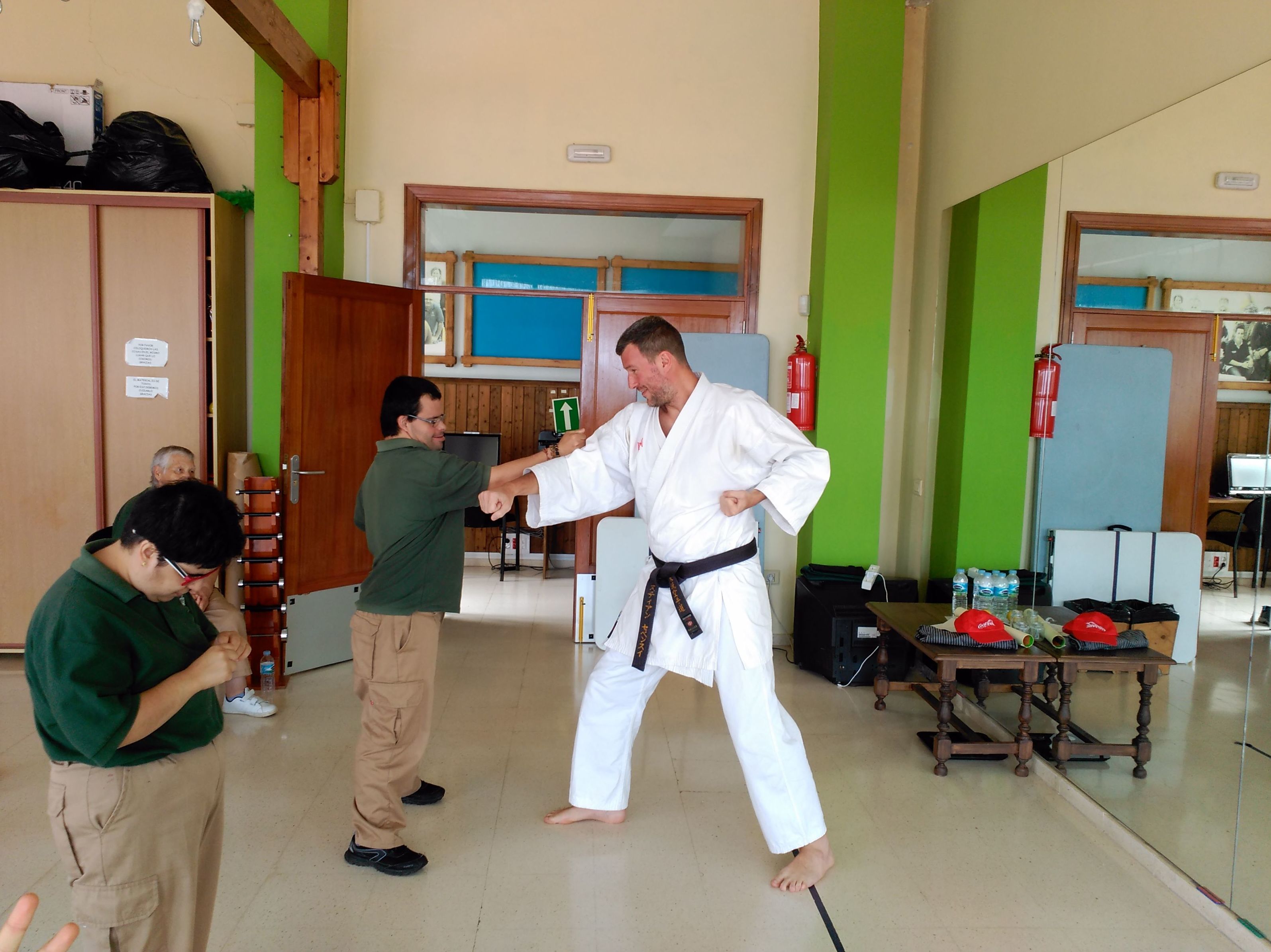 Taller de iniciación al Karate: Proyectos y Servicios de Asociación Domitila Taller de iniciación al Karate: Proyectos y Servicios de Asociación Domitila