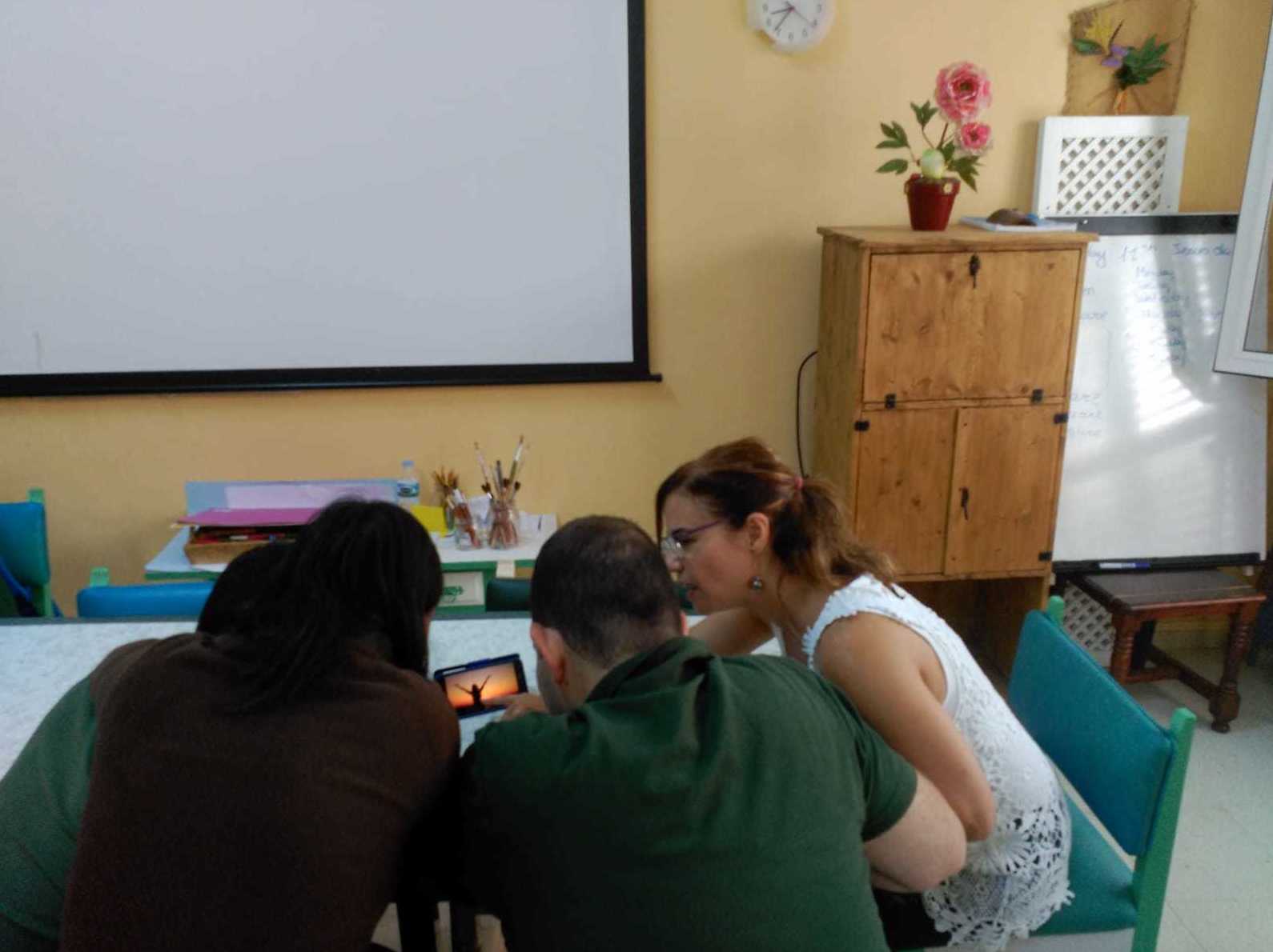 Uso de nuevas tecnologías en C.O. La Victoria: Proyectos y Servicios de Asociación Domitila Uso de nuevas tecnologías en C.O. La Victoria: Proyectos y Servicios de Asociación Domitila