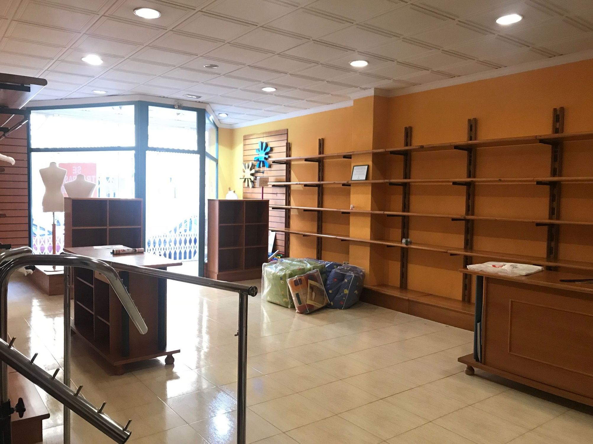 Local en alquiler, Hellin 800€/MES: Compra y alquiler de Servicasa Servicios Inmobiliarios Local en alquiler, Hellin 800€/MES: Compra y alquiler de Servicasa Servicios Inmobiliarios