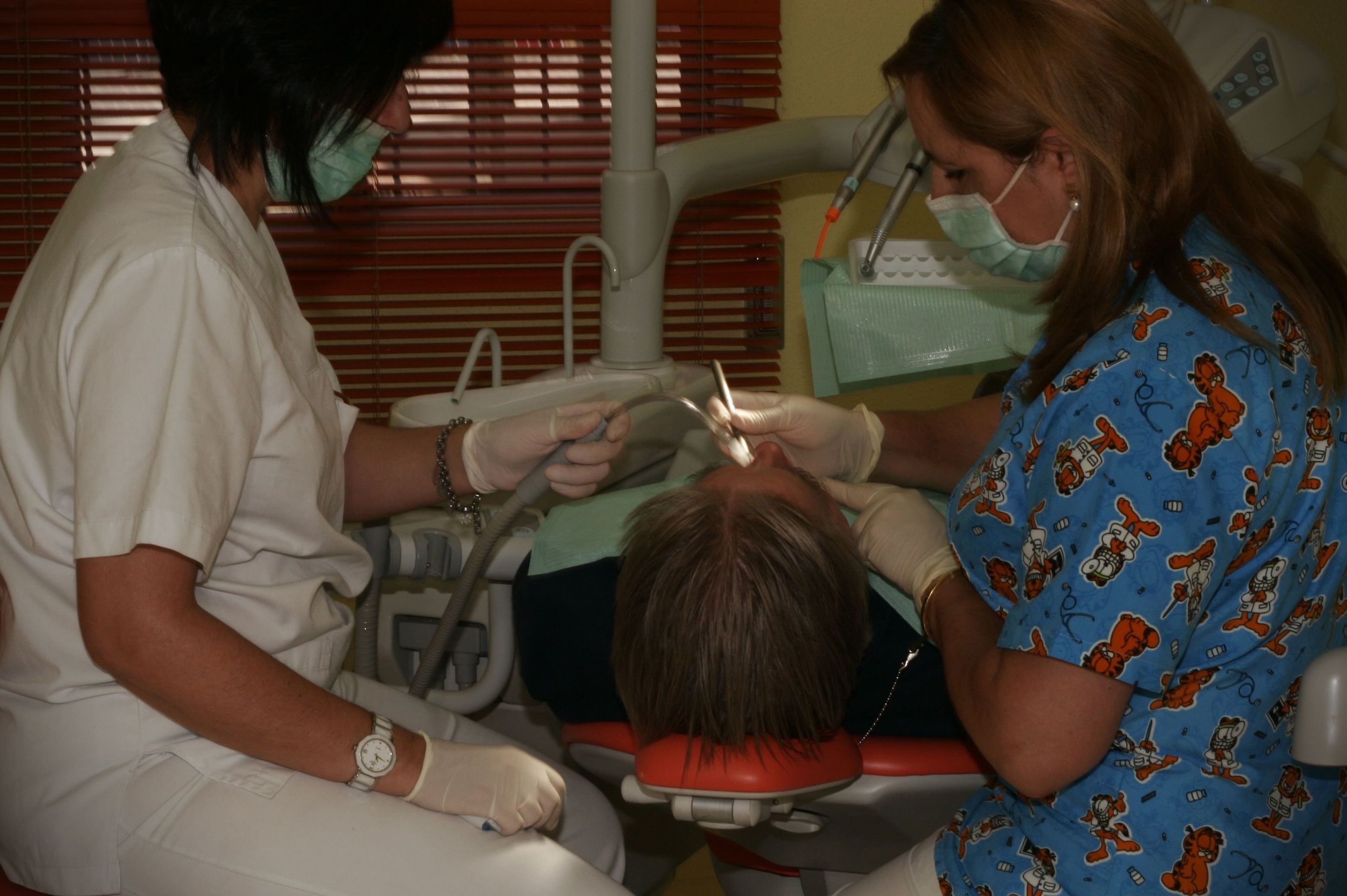Especialista en estética dental, blanqueamiento, implantes dentales, odontología integral
