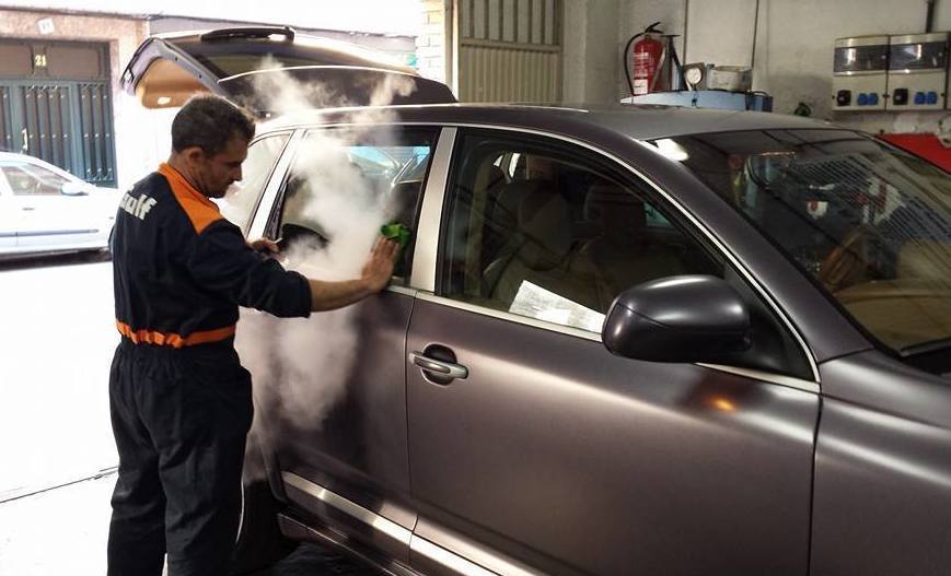 LIMPIEZA Y DESINFECCIÓN DEL AUTOMÓVIL A MANO Y A VAPOR LIMPIEZA Y DESINFECCIÓN DEL AUTOMÓVIL A MANO Y A VAPOR