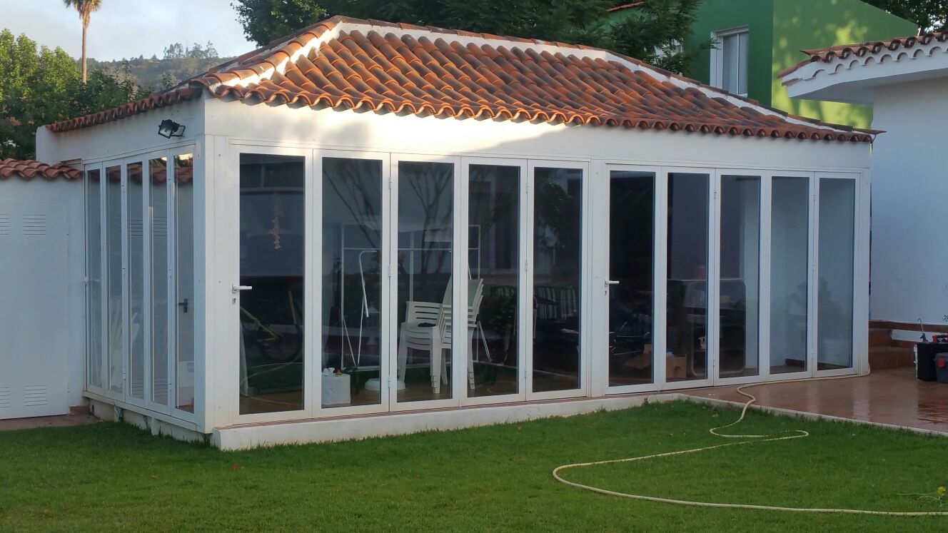 Cerramiento plegable en aluminio: ALUMINIO - PVC de ALUMINIOS CARPAL Cerramiento plegable en aluminio: ALUMINIO - PVC de ALUMINIOS CARPAL