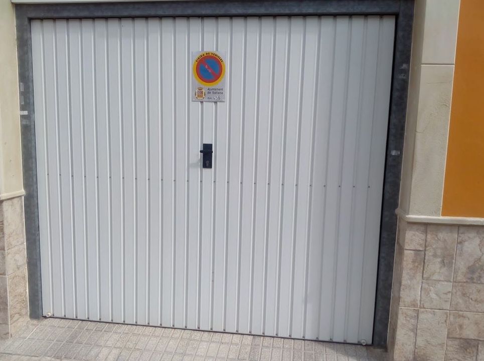 Chapa grecada vertical lacada con marco galvanizado Chapa grecada vertical lacada con marco galvanizado
