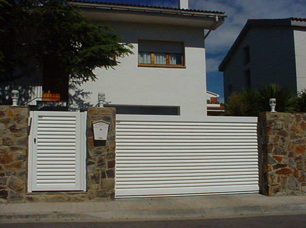 Puerta corredera y peatonal de aluminio tipo mallorquina 