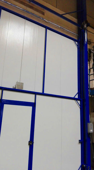 Puerta guillotina industrial de panel sándwich Puerta guillotina industrial de panel sándwich