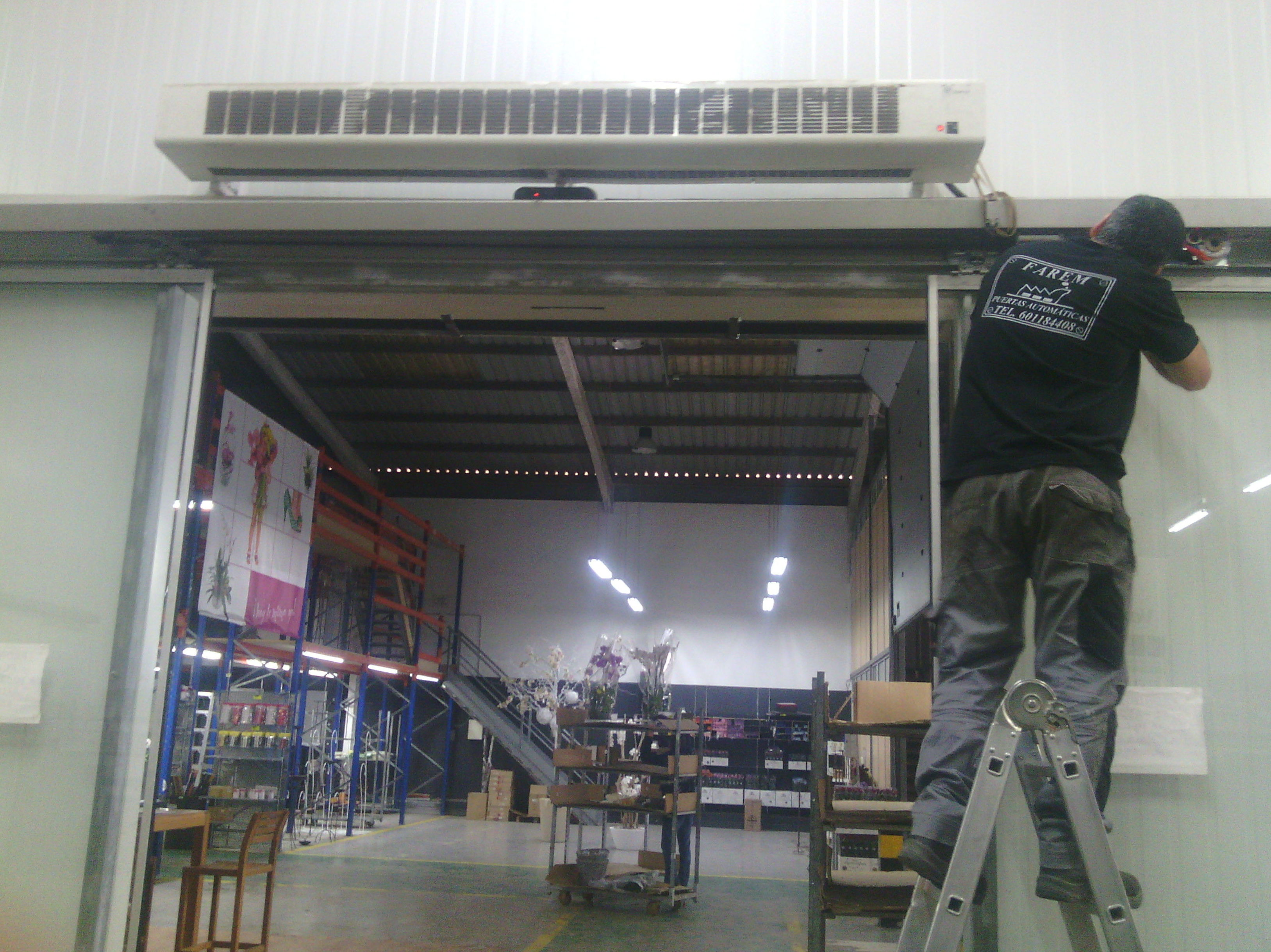 Reparación de puerta de cristal corredera automática Reparación de puerta de cristal corredera automática