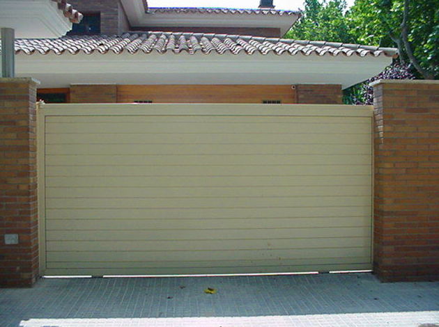 Puerta corredera de aluminio lama lisa doble horizontal