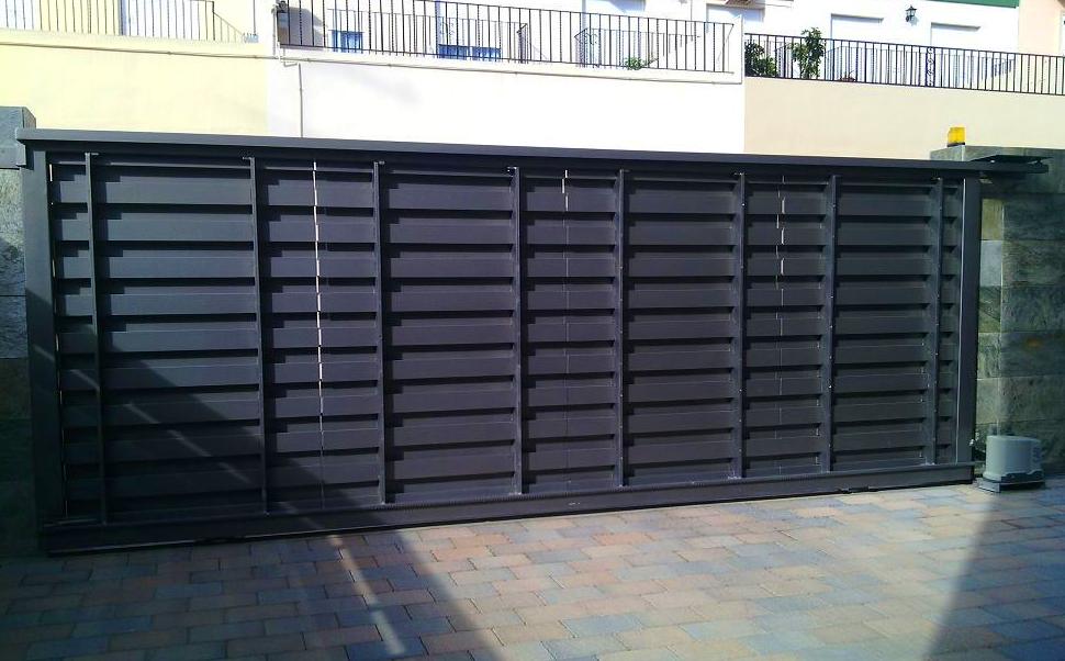 Puerta Corredera automática de pletinas macizas