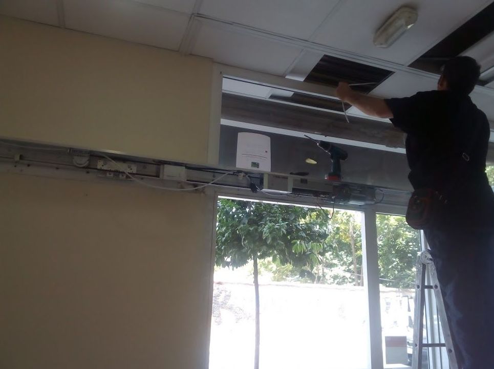 instalación de motor de puerta corredera de cristal 