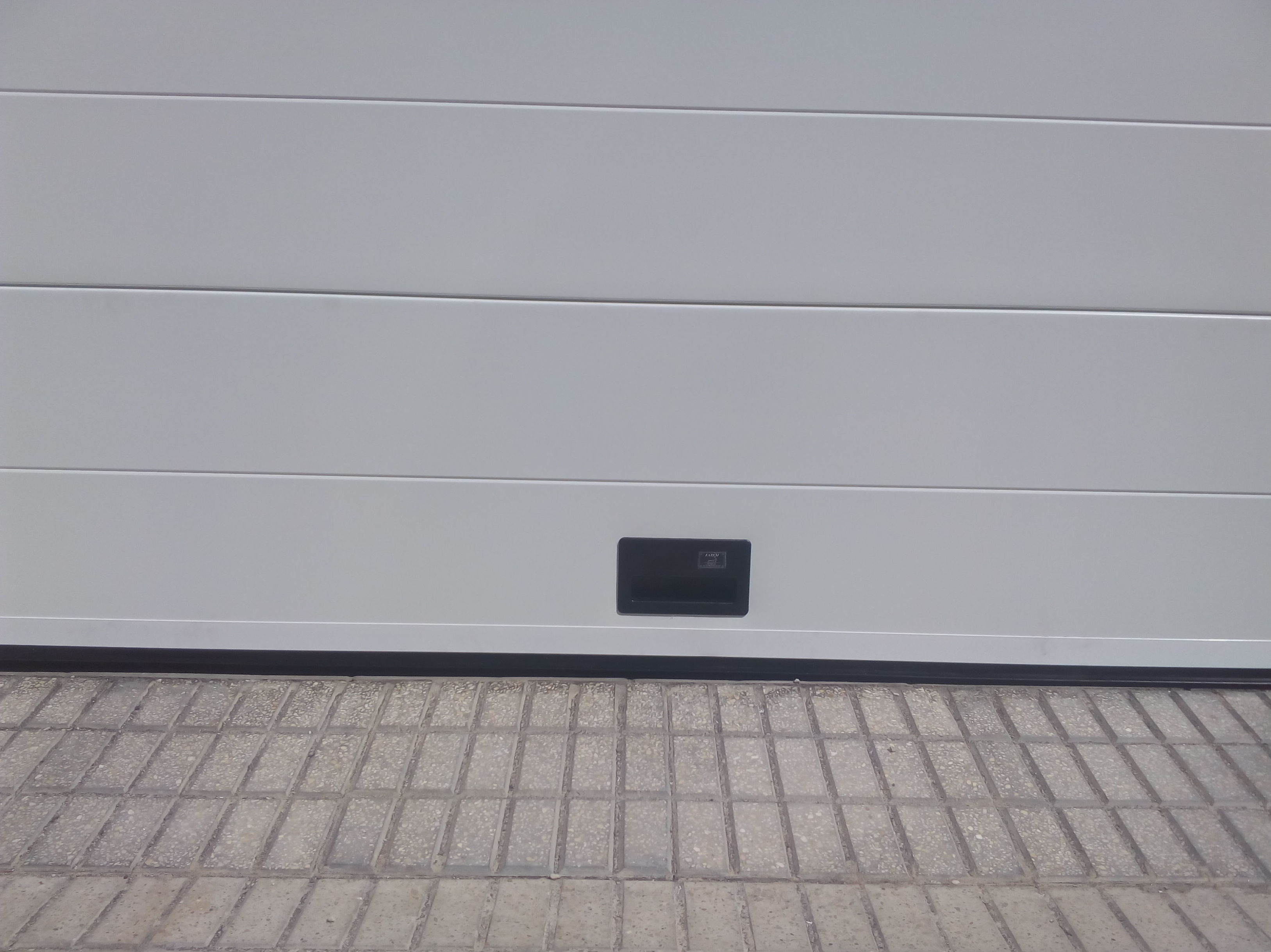 Puerta seccional automática panel liso inferior 