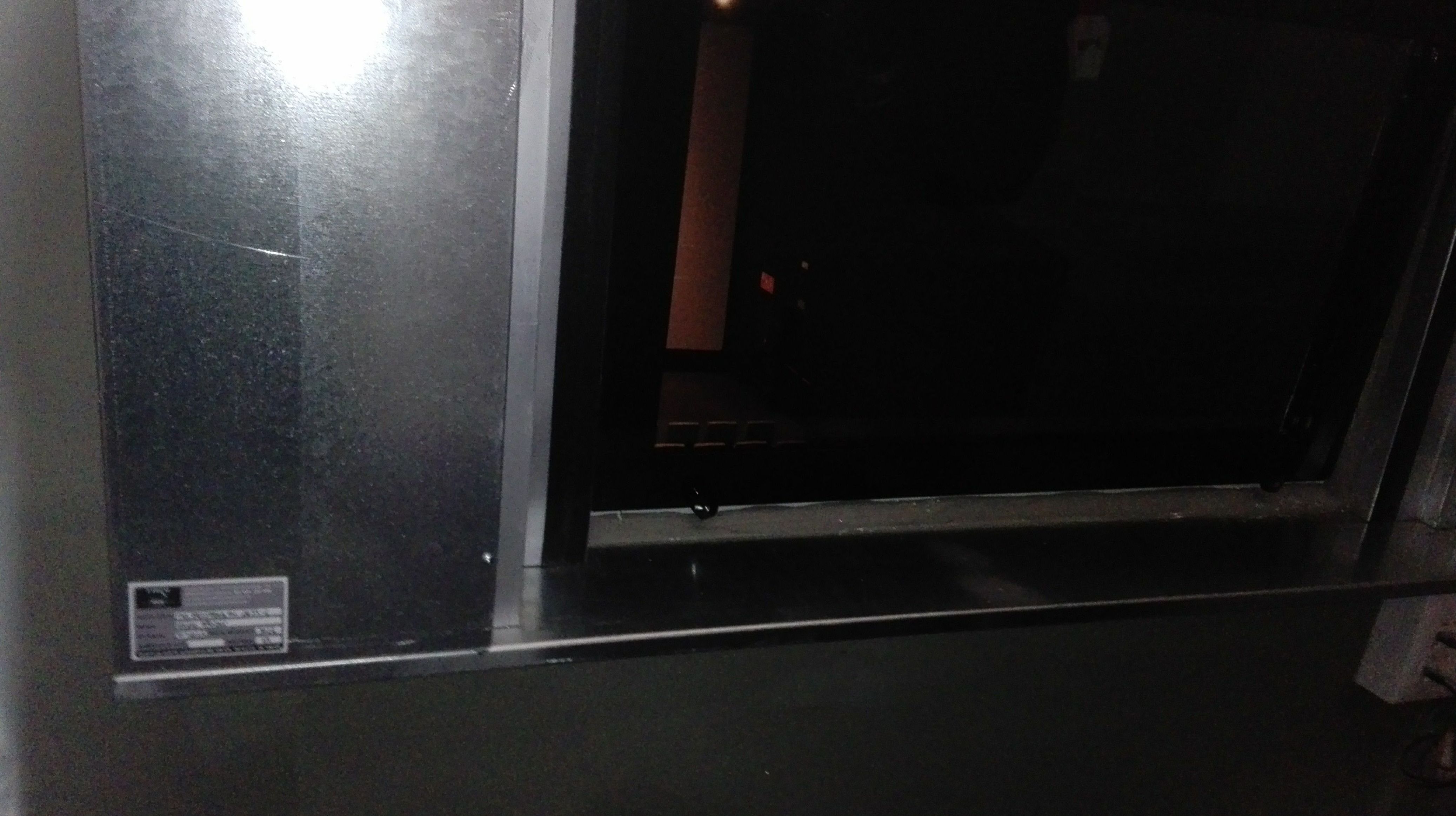 Puerta guillotina en Ventana cortafuegos sala de cine, bandeja de cierre