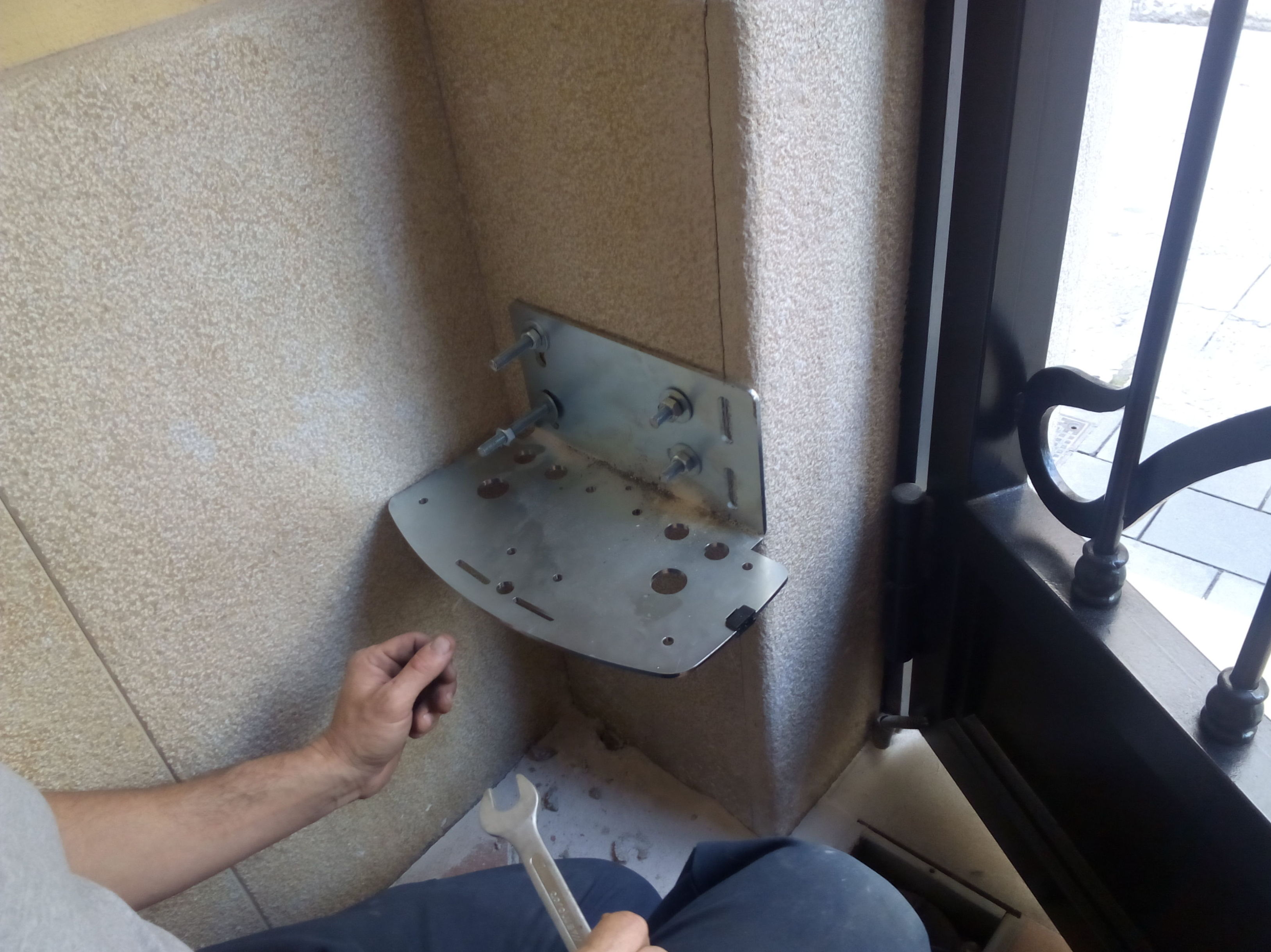 Colocación de placa de sujeción a pilar Colocación de placa de sujeción a pilar
