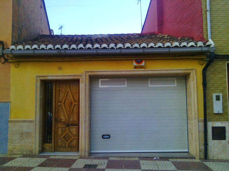 Puerta Seccional con rejillas de ventilación