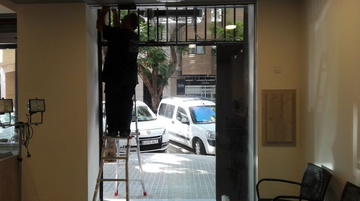 Puerta de cristal corredera automática radar sobre falso techo Panadería