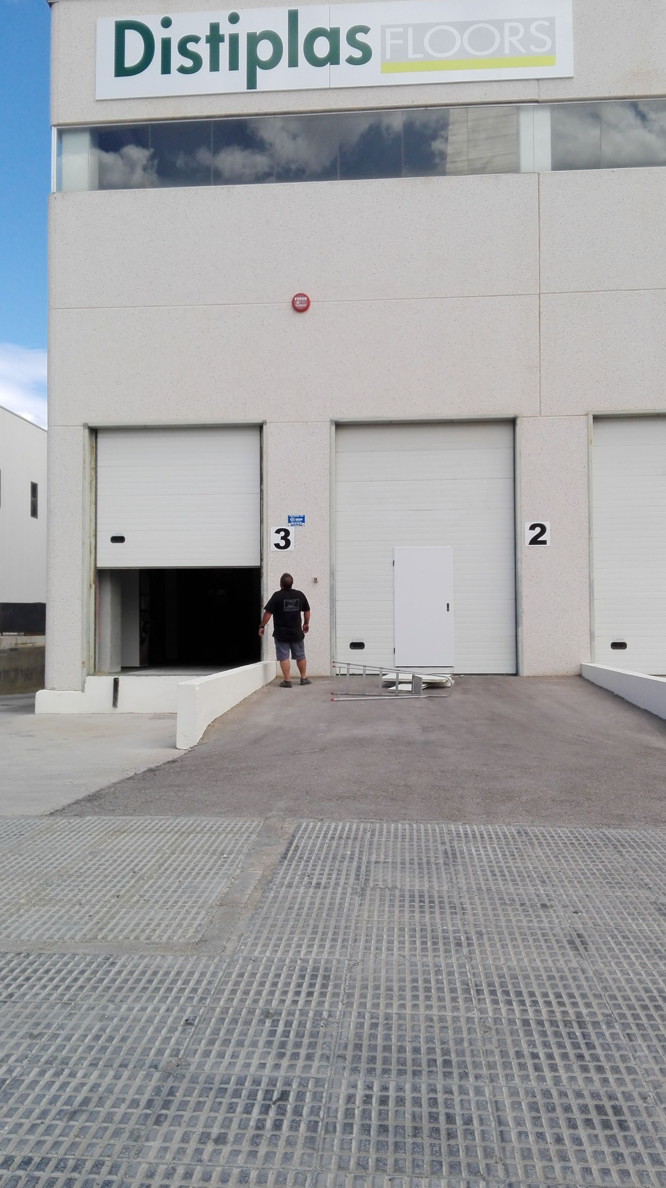 Puerta peatonal en seccional dintel alto Puerta peatonal en seccional dintel alto