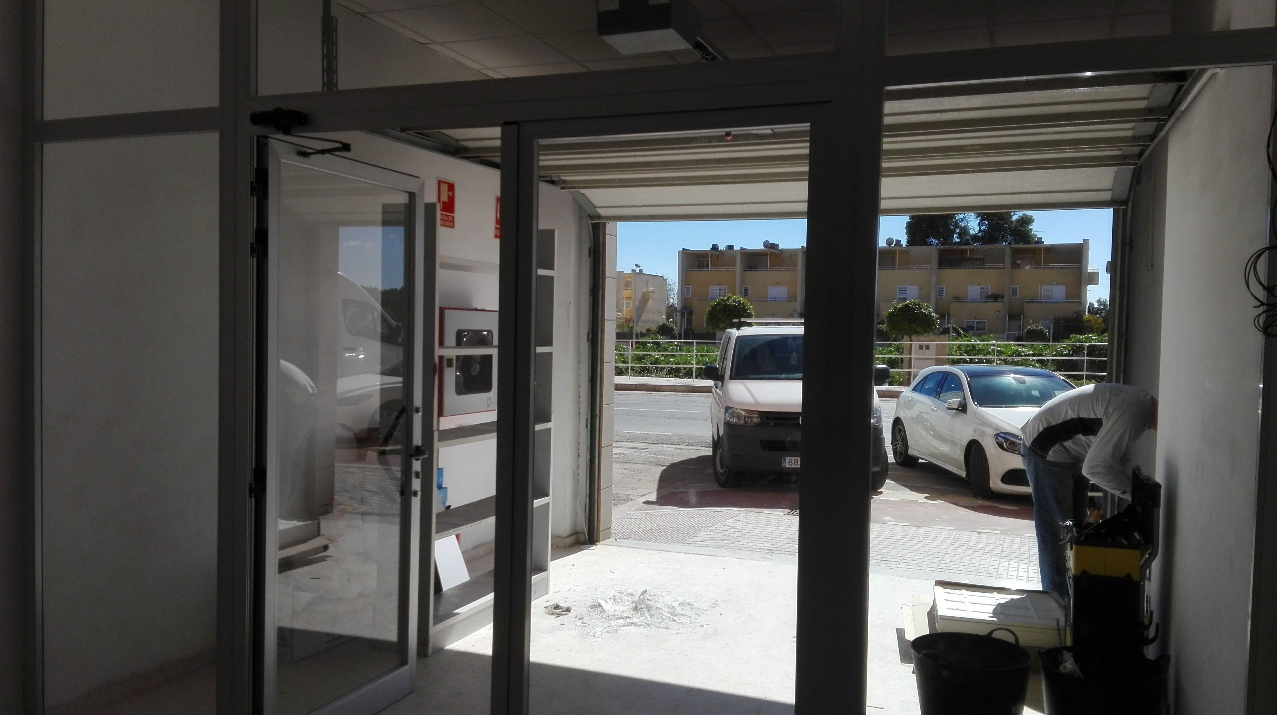 frente de aluminio y cristal puertas batientes PAIPORTA frente de aluminio y cristal puertas batientes PAIPORTA