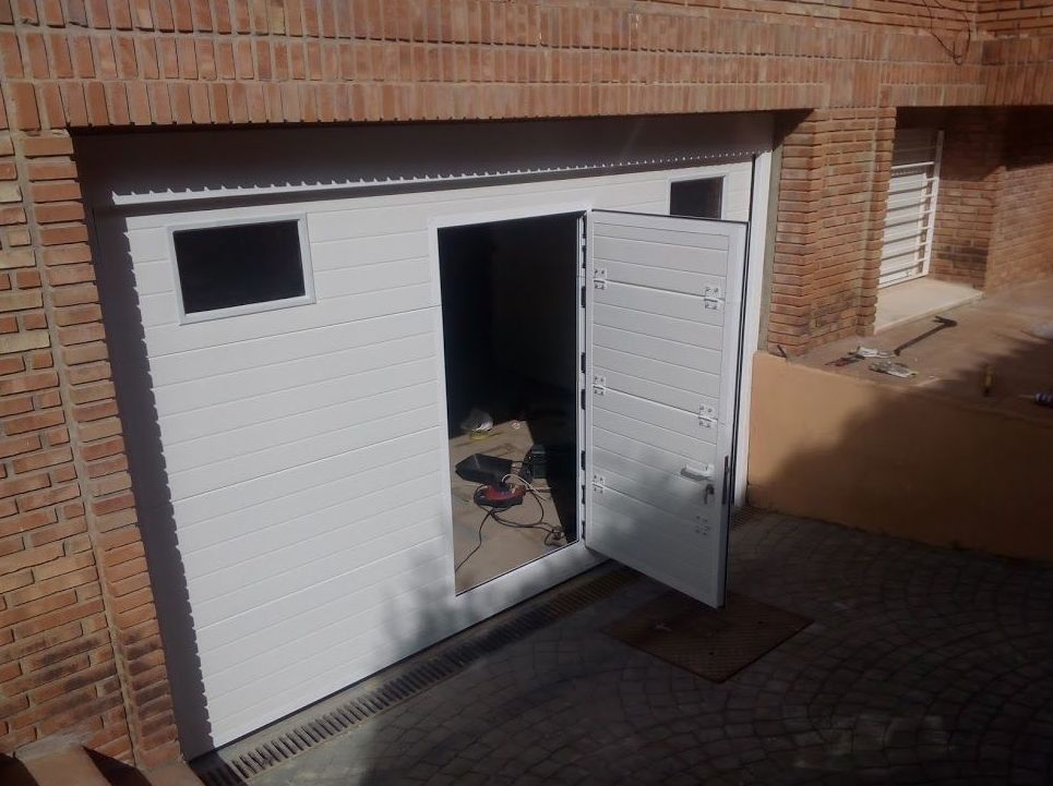 Puerta seccional con puerta peatonal incorporada de panel acanalado 