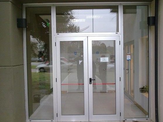 puertas batientes de aluminio y fijos de cristal
