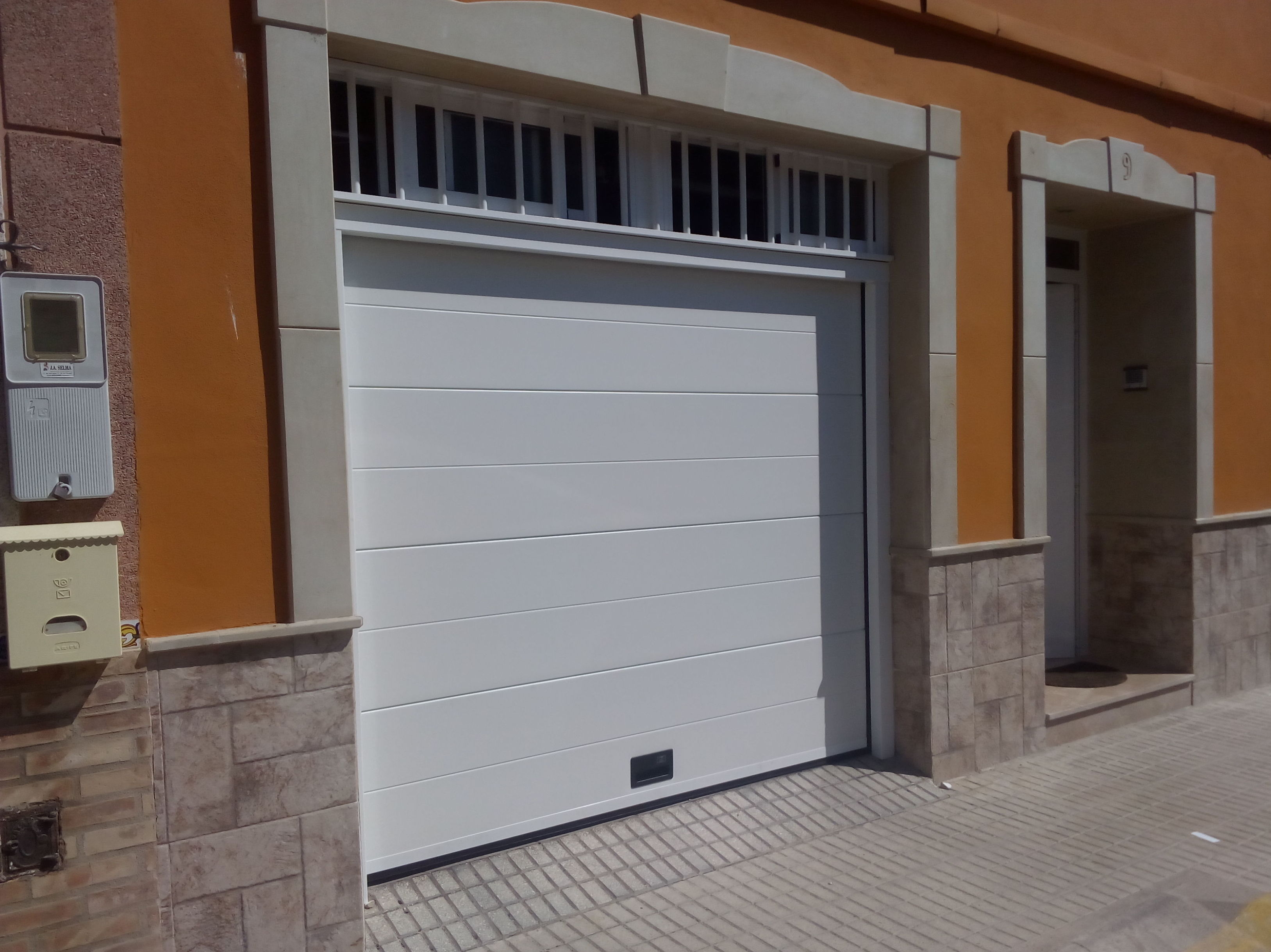 Puerta seccional automática panel liso 1 canal 