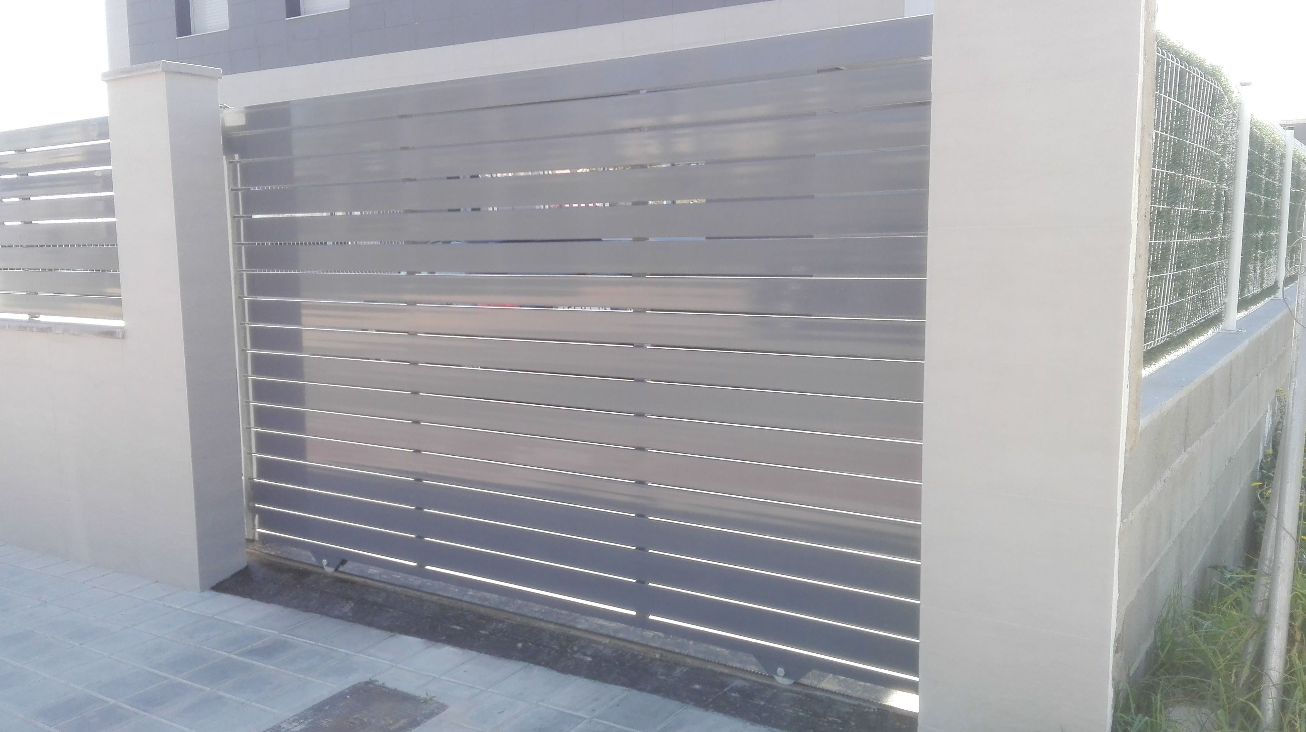 Puerta corredera de aluminio lamas separadas