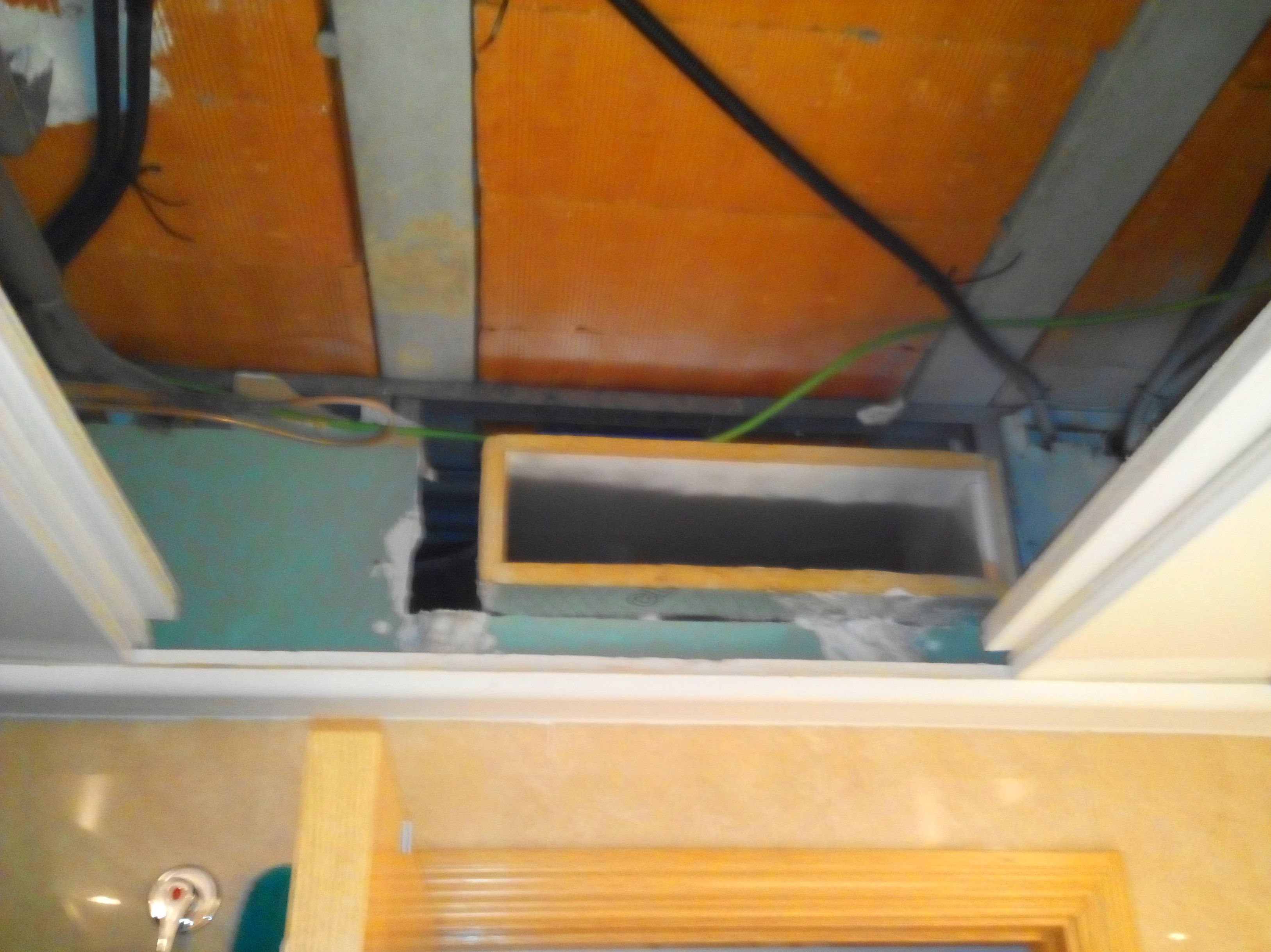 Preinstalación aire acondicionado para máquina de conductos en falso techo del baño
