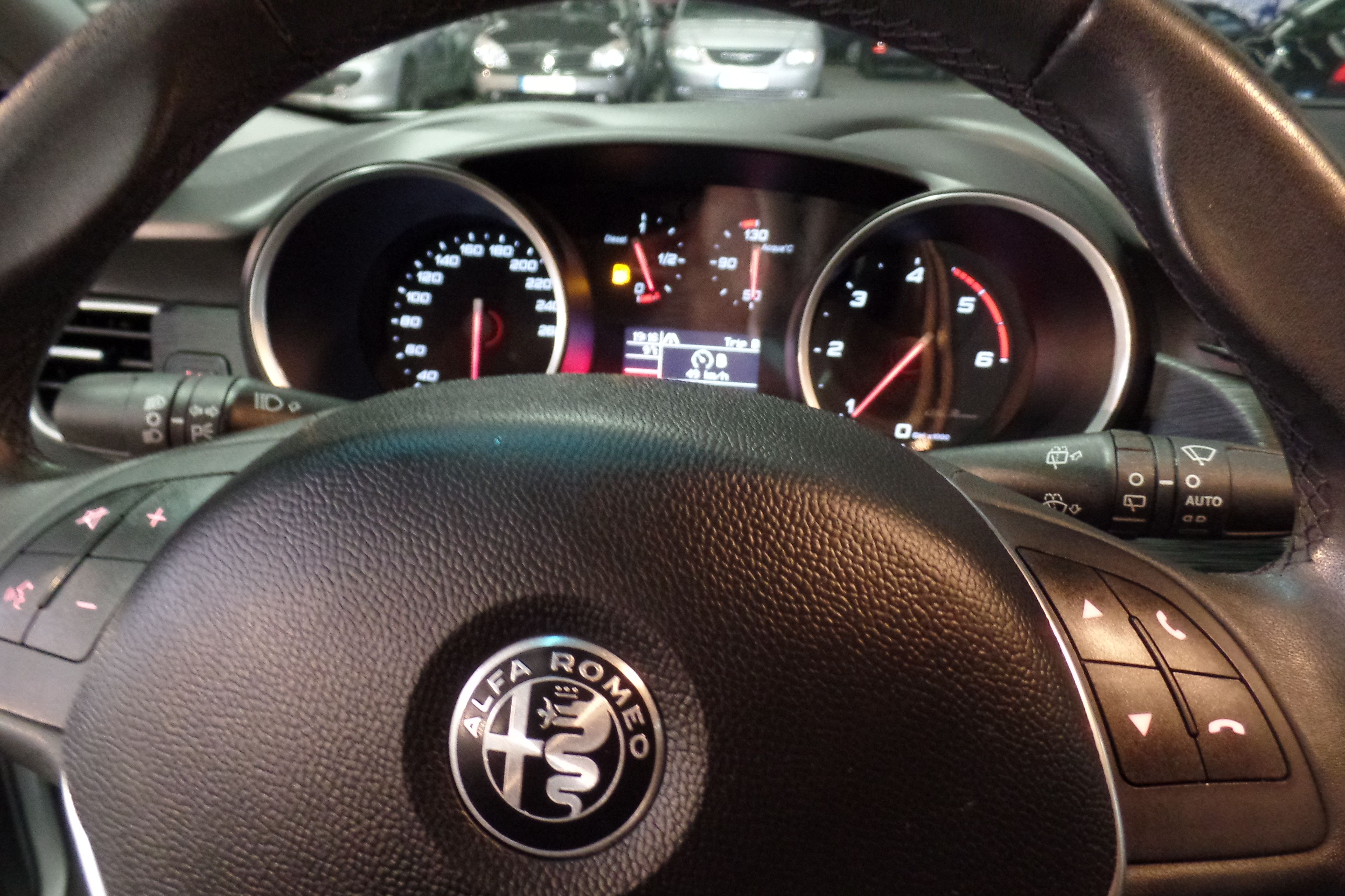 ALFA ROMEO Giulietta 1.6 JTDm 120cv Super (9561-JRV): Servicios Peugeot de Senra Sport ALFA ROMEO Giulietta 1.6 JTDm 120cv Super (9561-JRV): Servicios Peugeot de Senra Sport