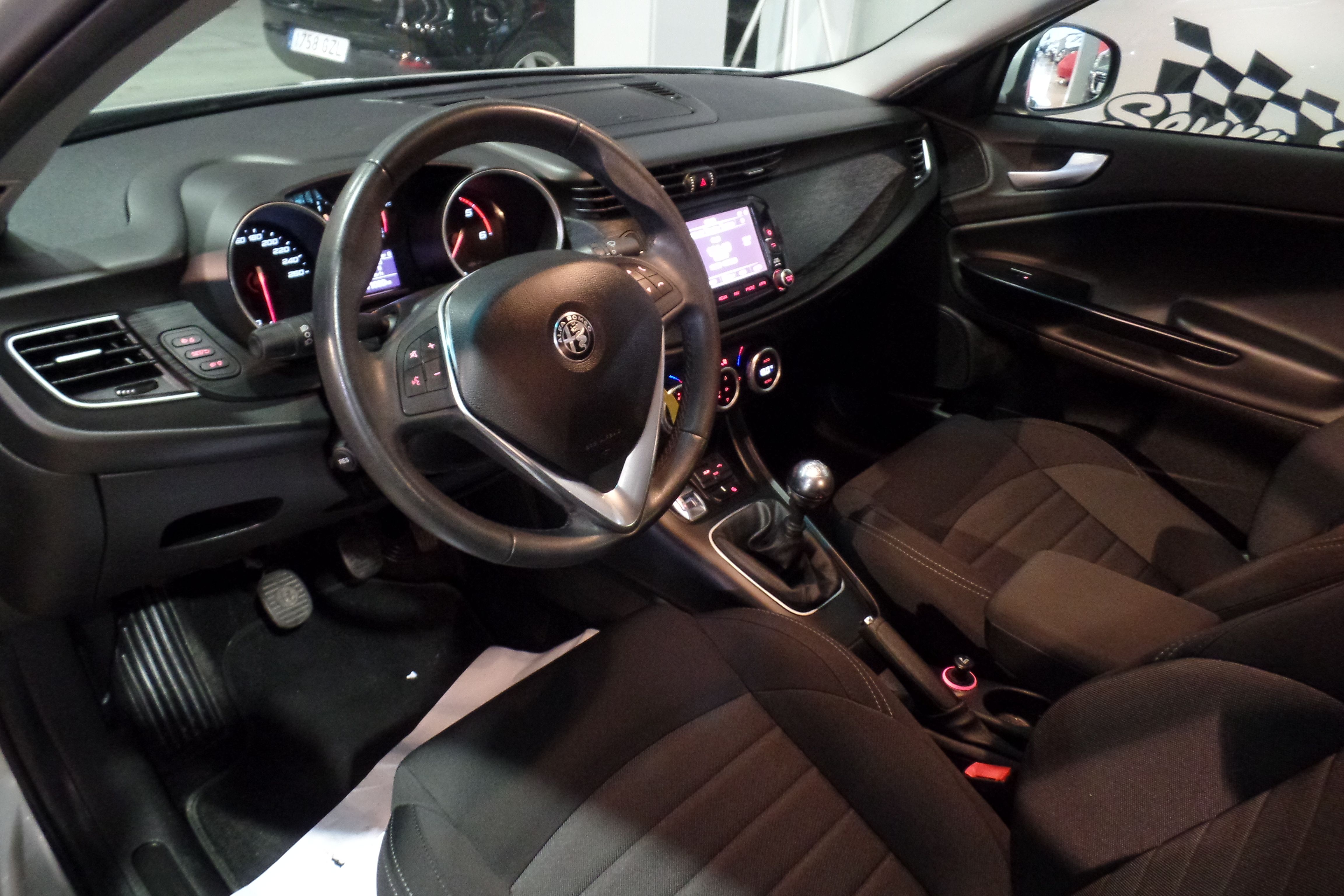ALFA ROMEO Giulietta 1.6 JTDm 120cv Super (9561-JRV): Servicios Peugeot de Senra Sport ALFA ROMEO Giulietta 1.6 JTDm 120cv Super (9561-JRV): Servicios Peugeot de Senra Sport