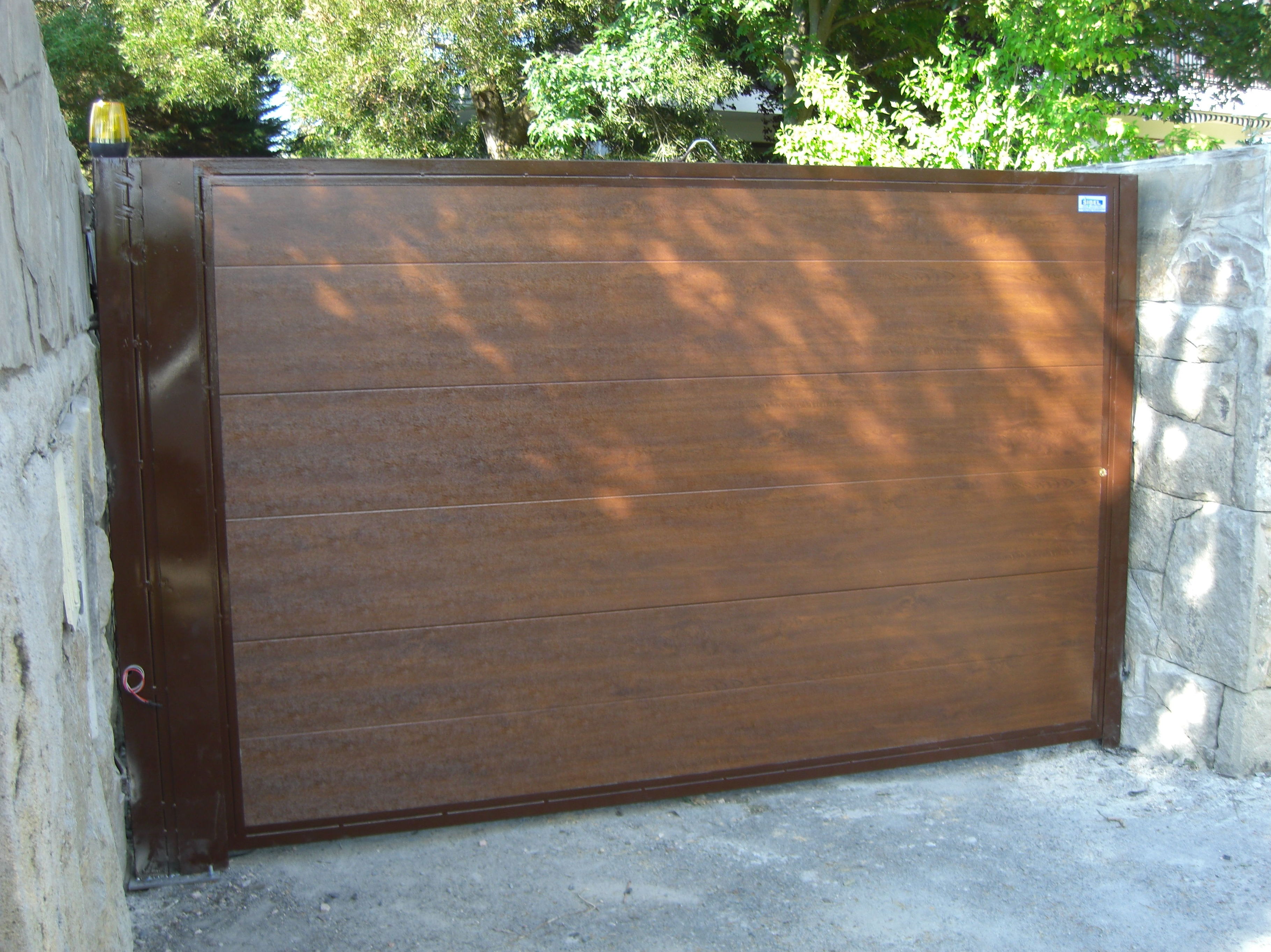 Puerta batiente con imitación madera Puerta batiente con imitación madera