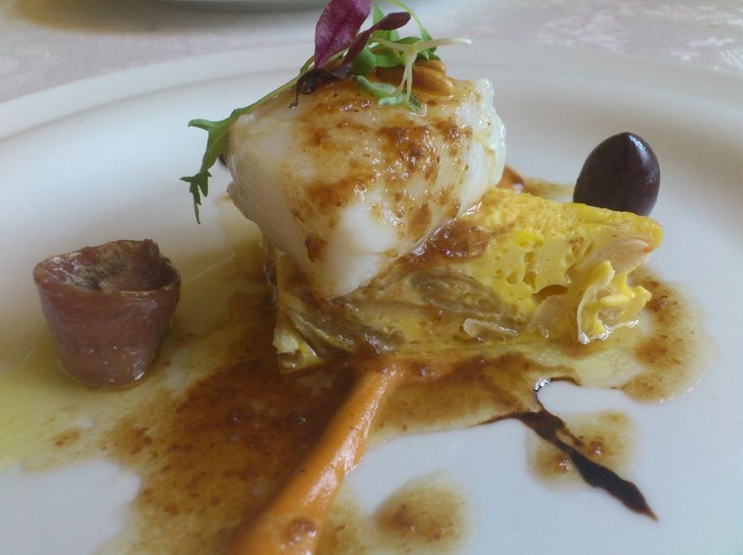 Bacalao con tortilla de judías y cebolla y romesco del Restaurat L'Auro