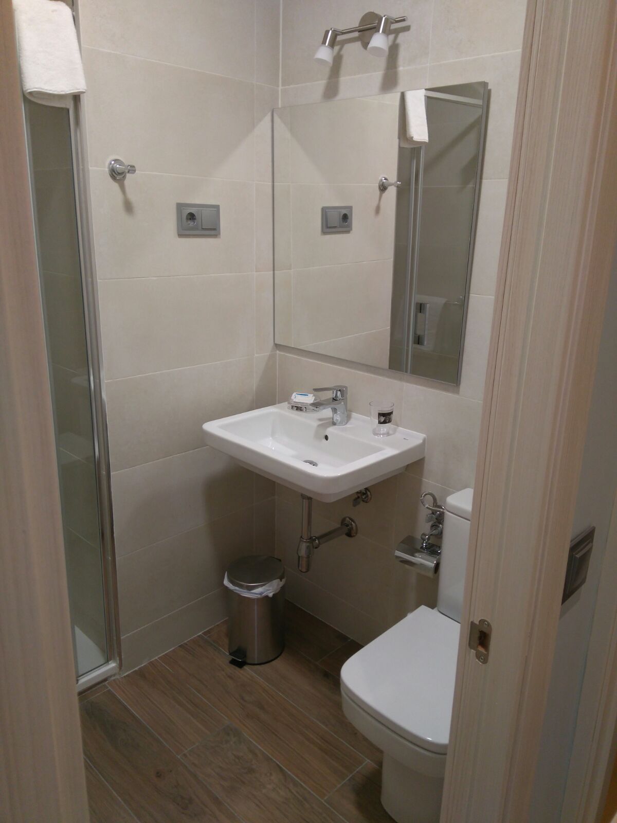 Habitación individual o matrimonial con baño privado.: Habitaciones de Hostal Alegría Habitación individual o matrimonial con baño privado.: Habitaciones de Hostal Alegría