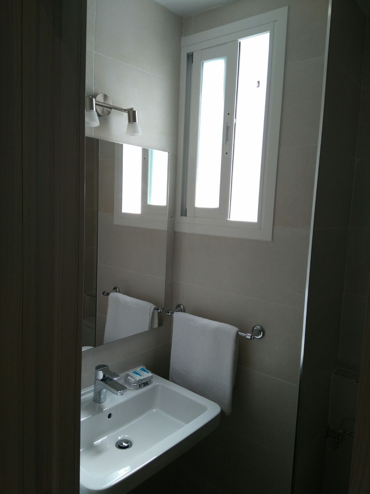 Habitación doble con baño privado.: Habitaciones de Hostal Alegría Habitación doble con baño privado.: Habitaciones de Hostal Alegría