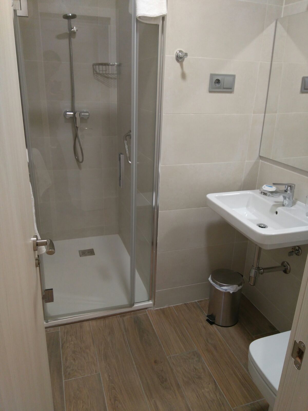 Habitación individual o matrimonial con baño privado.: Habitaciones de Hostal Alegría Habitación individual o matrimonial con baño privado.: Habitaciones de Hostal Alegría