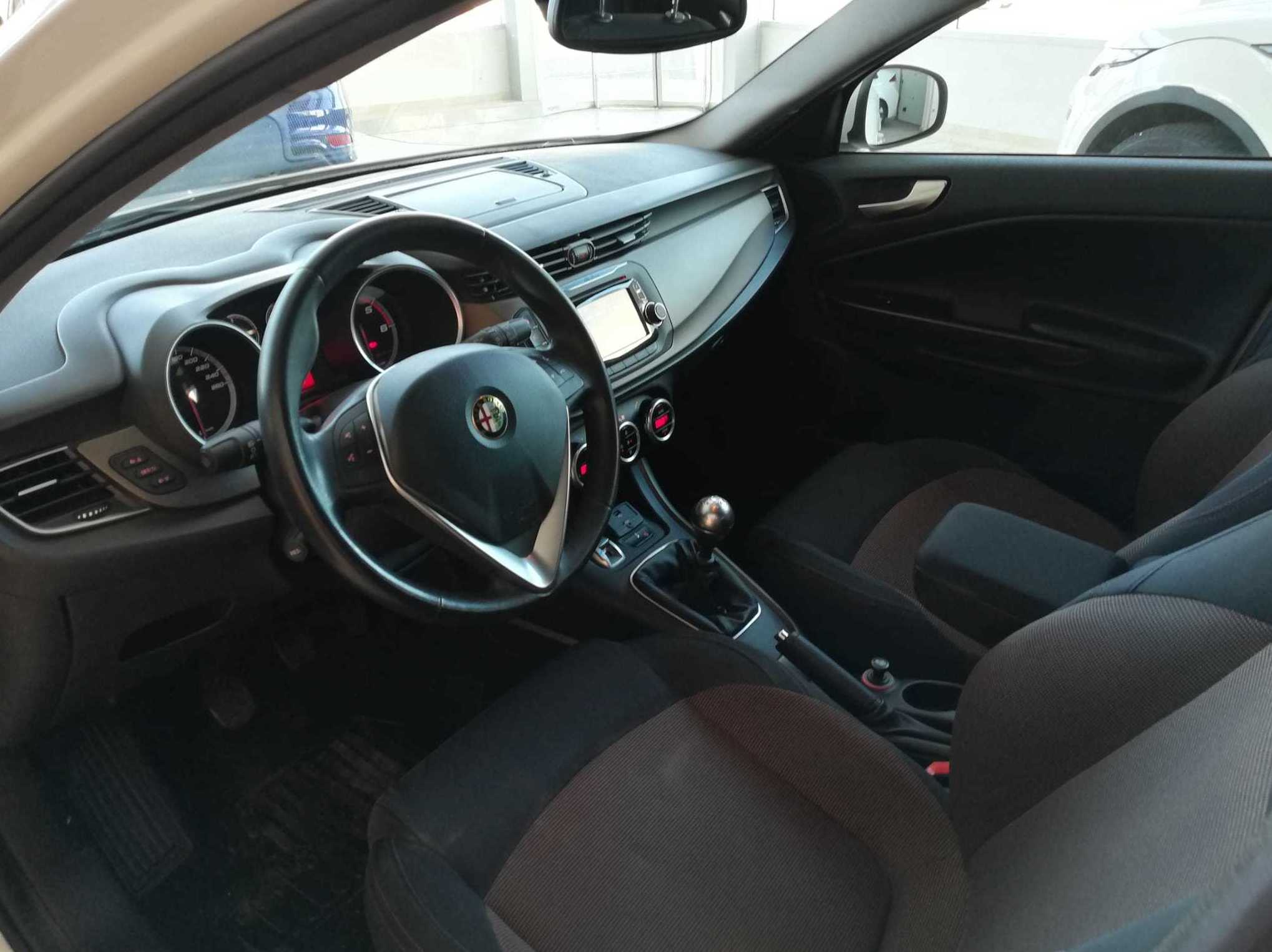 ALFA ROMEO Giulietta 1.6 JTDm 105cv Distinctive 5p: Nuestro Stock de Bon Cars ALFA ROMEO Giulietta 1.6 JTDm 105cv Distinctive 5p: Nuestro Stock de Bon Cars