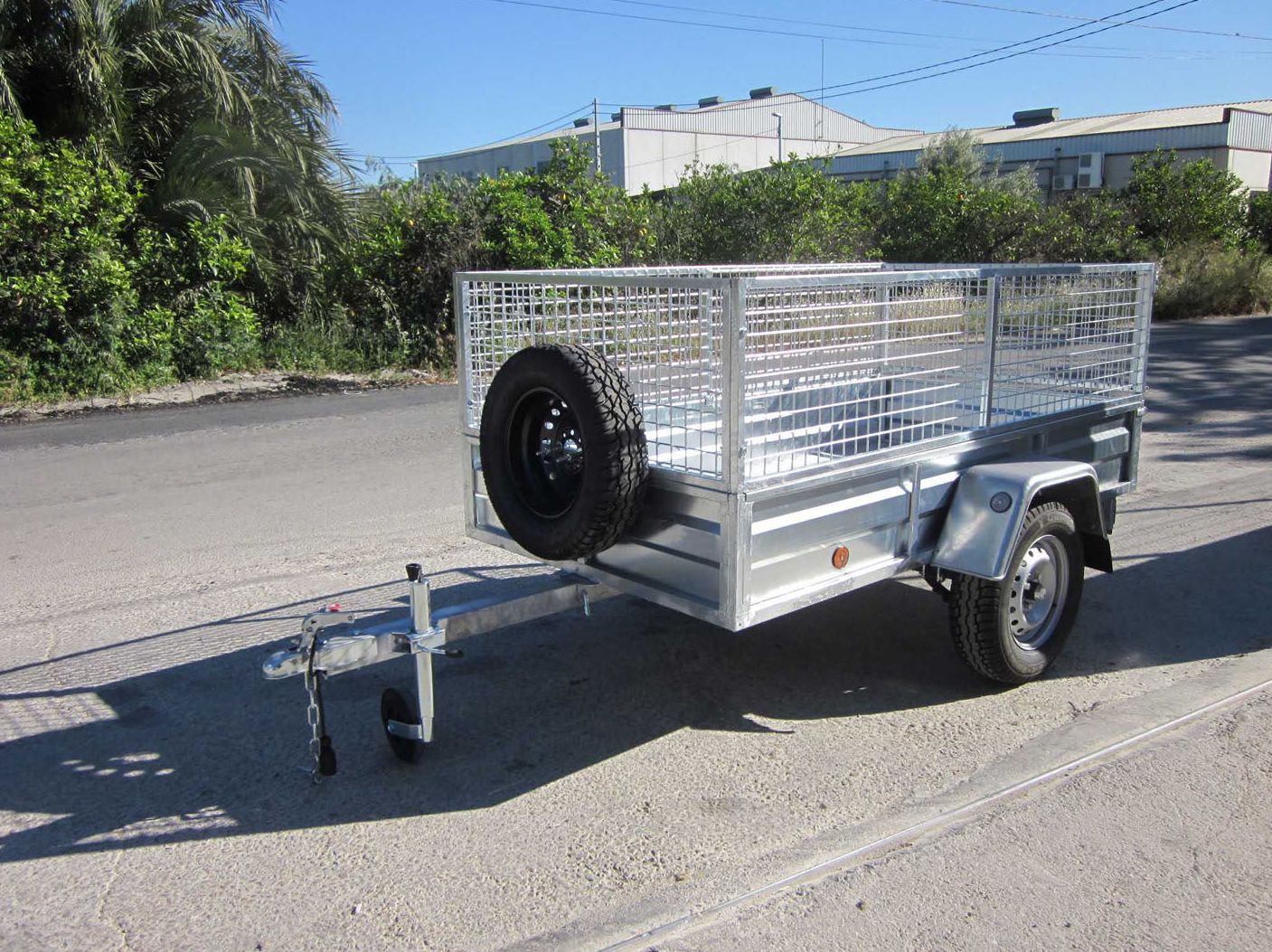 750 Kg Modelo Mallorquín - Medidas 2,20 x 1,20 m -Eje de 1.000 Kg 750 Kg Modelo Mallorquín - Medidas 2,20 x 1,20 m -Eje de 1.000 Kg