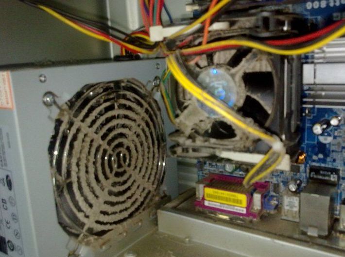 Interior de un Pc, antes de su mantenimiento Interior de un Pc, antes de su mantenimiento