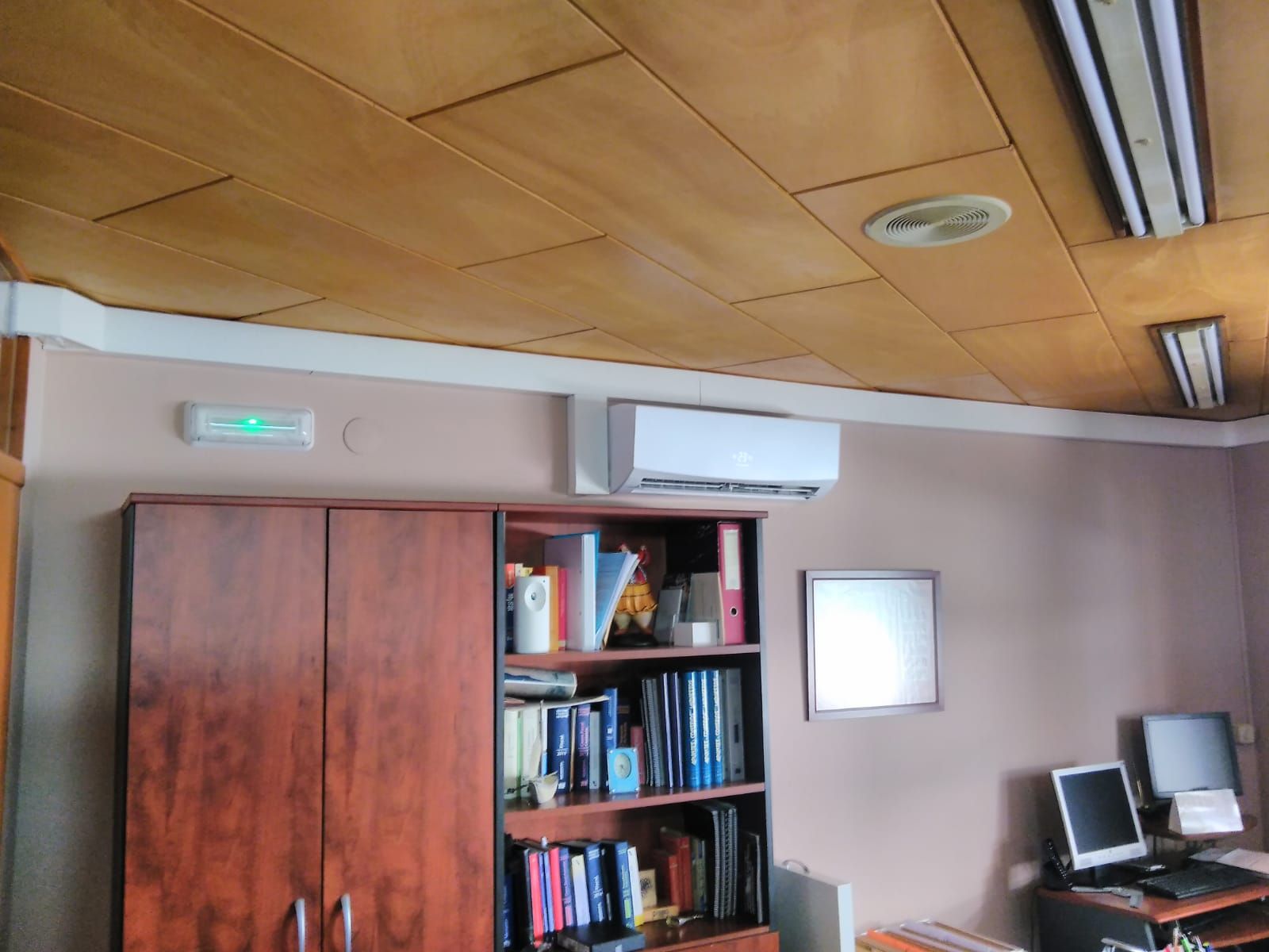 Obras realizadas de aire acondicionado / Oficinas de Virgen del Camino: Catálogo de Instalaciones y Obras de Galicia S.L Obras realizadas de aire acondicionado / Oficinas de Virgen del Camino: Catálogo de Instalaciones y Obras de Galicia S.L