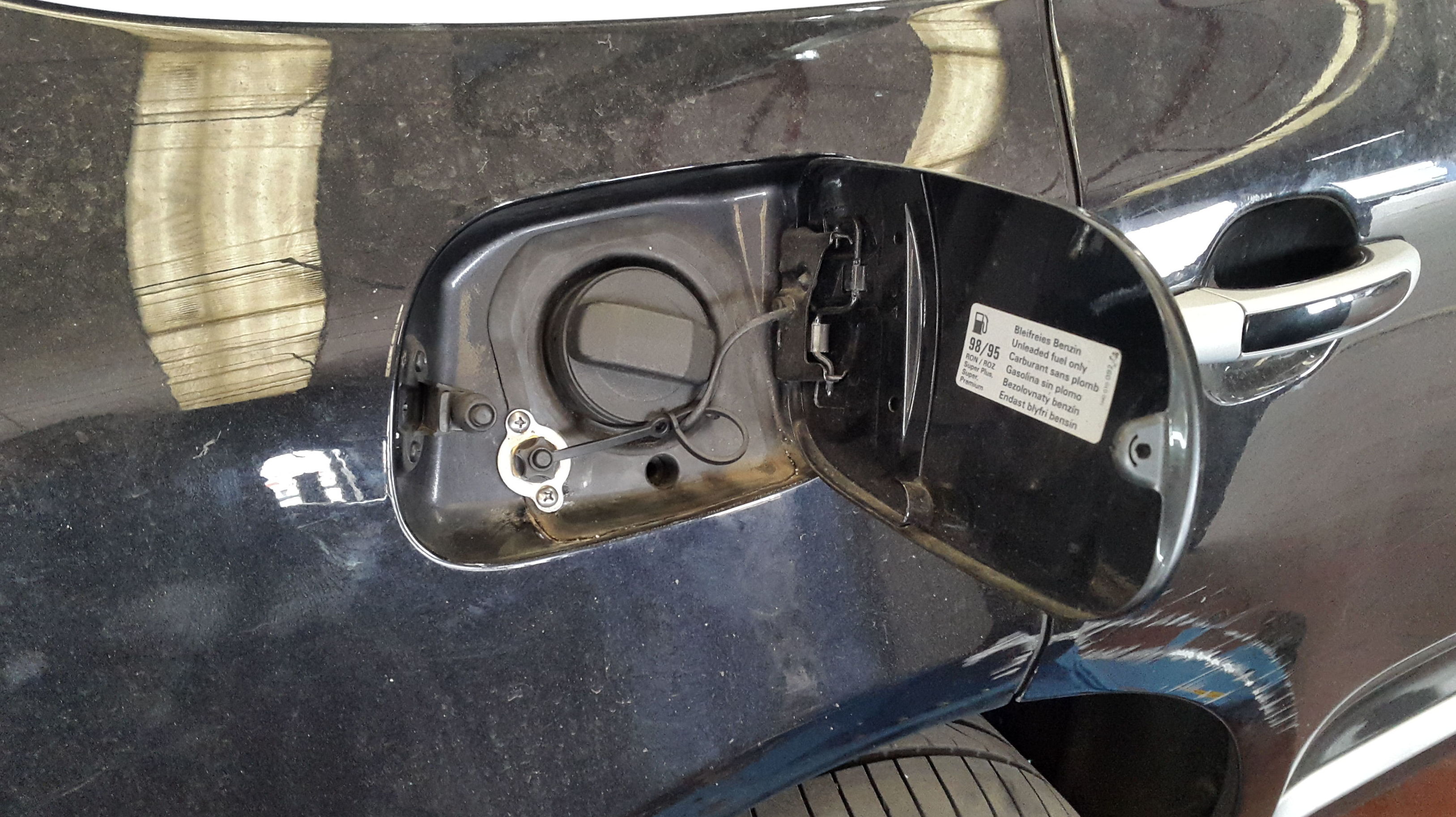 Detalle de la toma de carga en la tapa de la gasolina Detalle de la toma de carga en la tapa de la gasolina