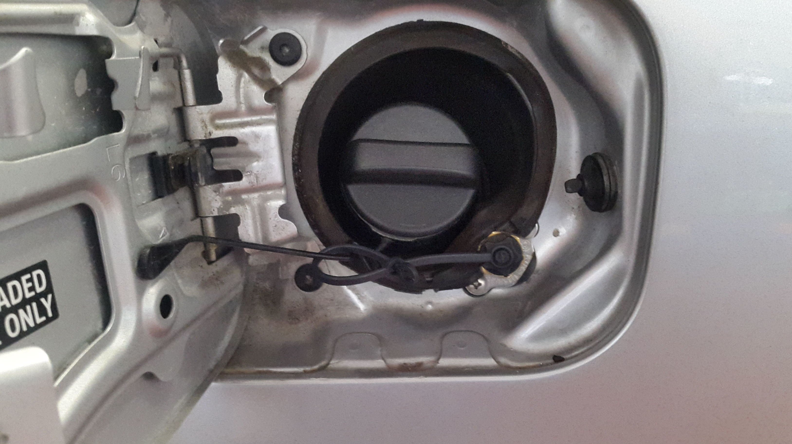 Detalle de la toma de carga en la tapa de la gasolina Detalle de la toma de carga en la tapa de la gasolina